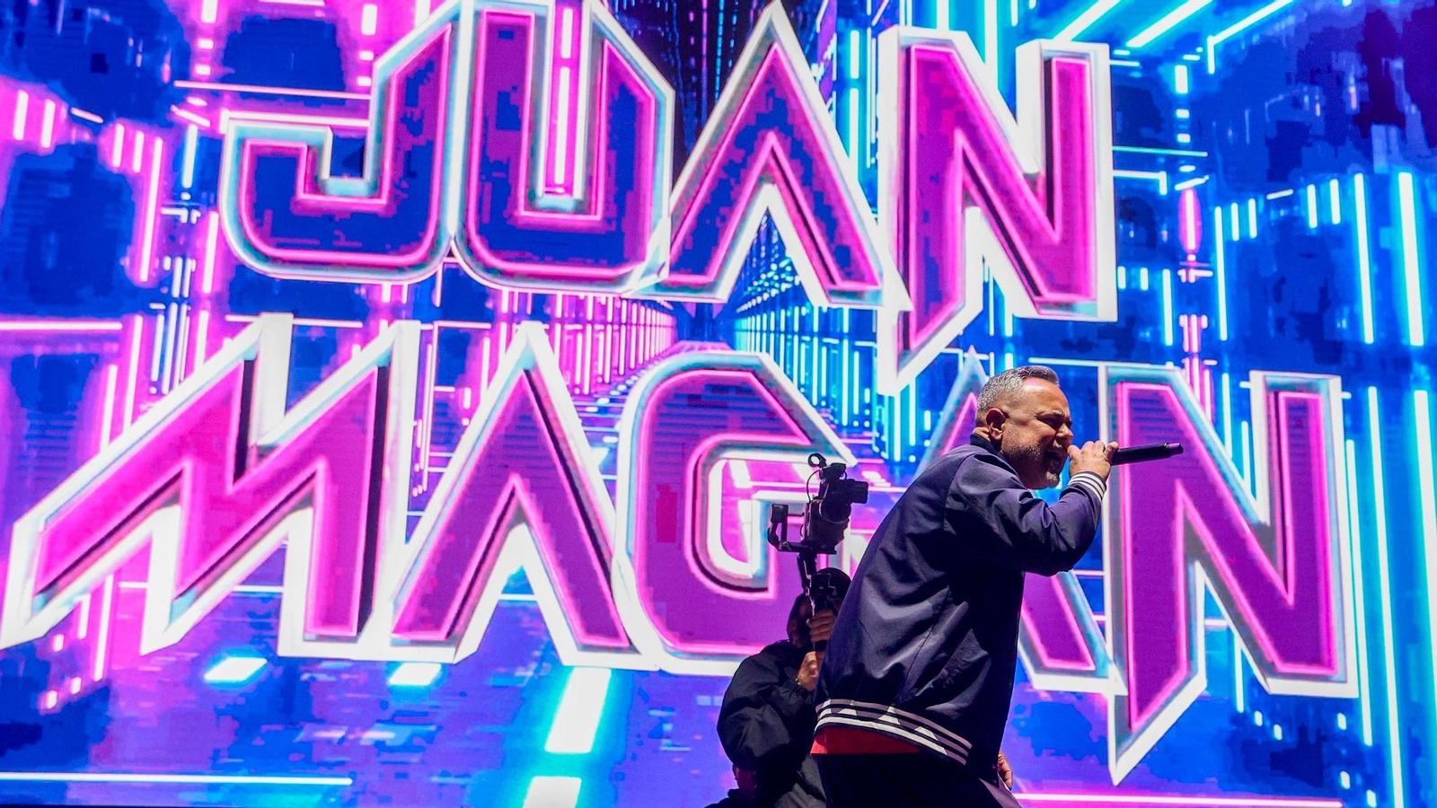El cantante Juan Magán  actúa en un concierto en el Estadio Santiago Bernabéu, en Madrid.