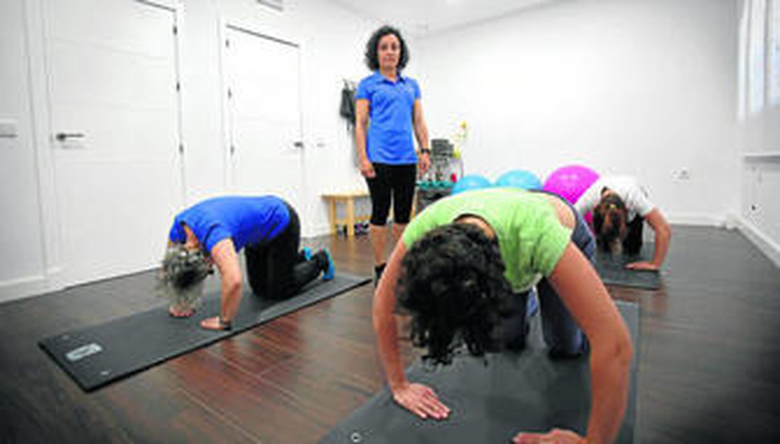 Silvia Sánchez Eliso con algunas de sus pacientes en la clínica de la calle Acacias.