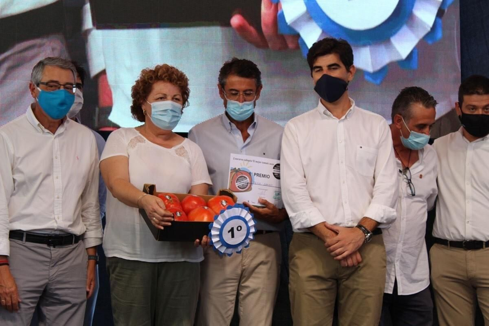 Loli Mena con la caja de tomates huevo de toro ganadora de la subasta.
