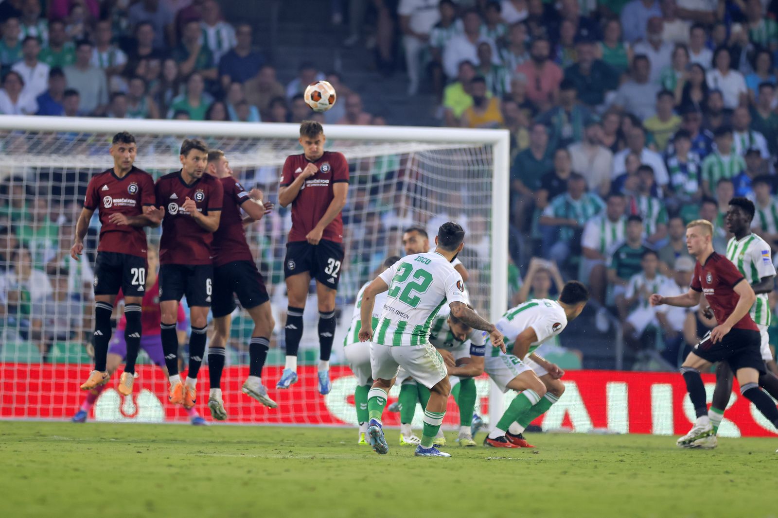 Isco golpea de falta directa y la pelota se pierde cerca de la escuadra.