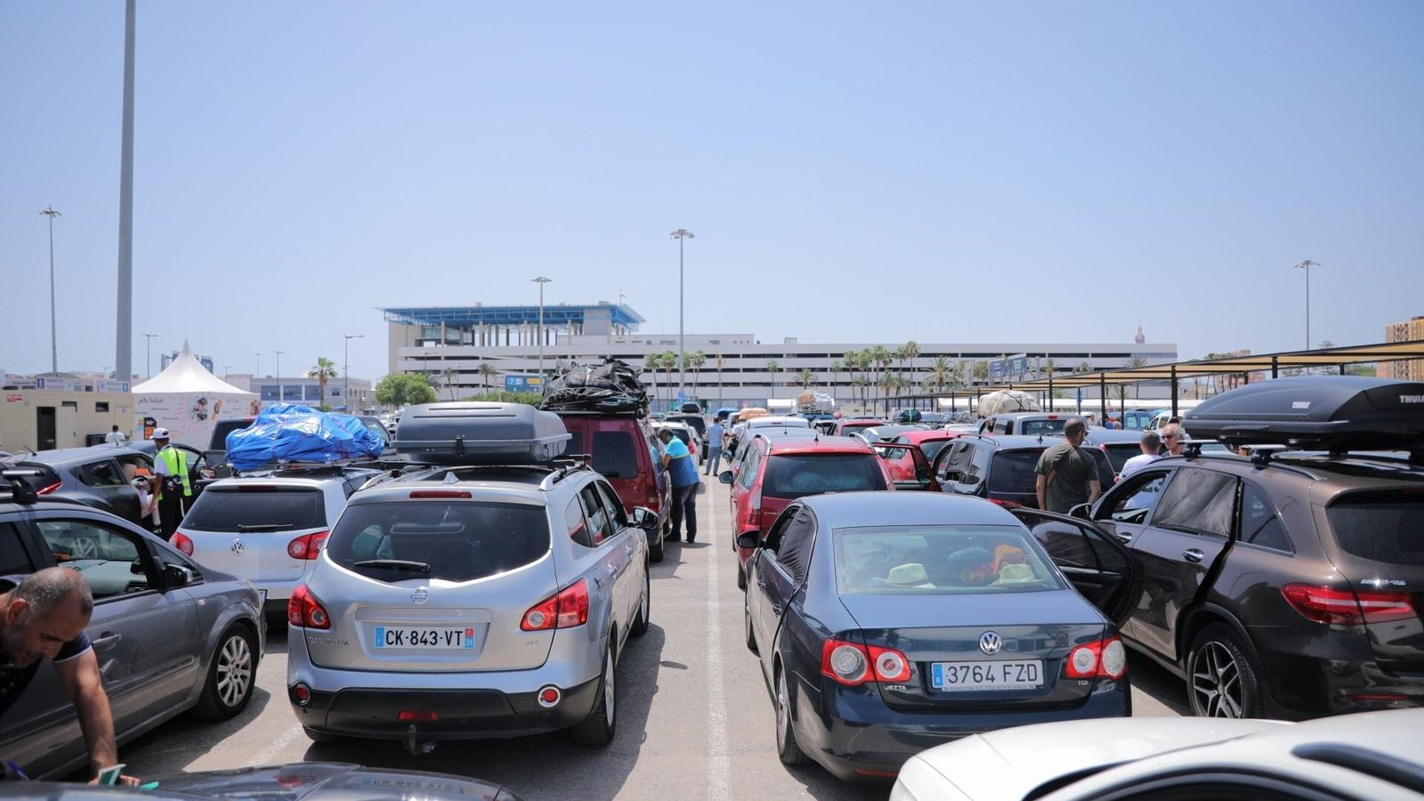 Coches en la parcela galera del puerto.