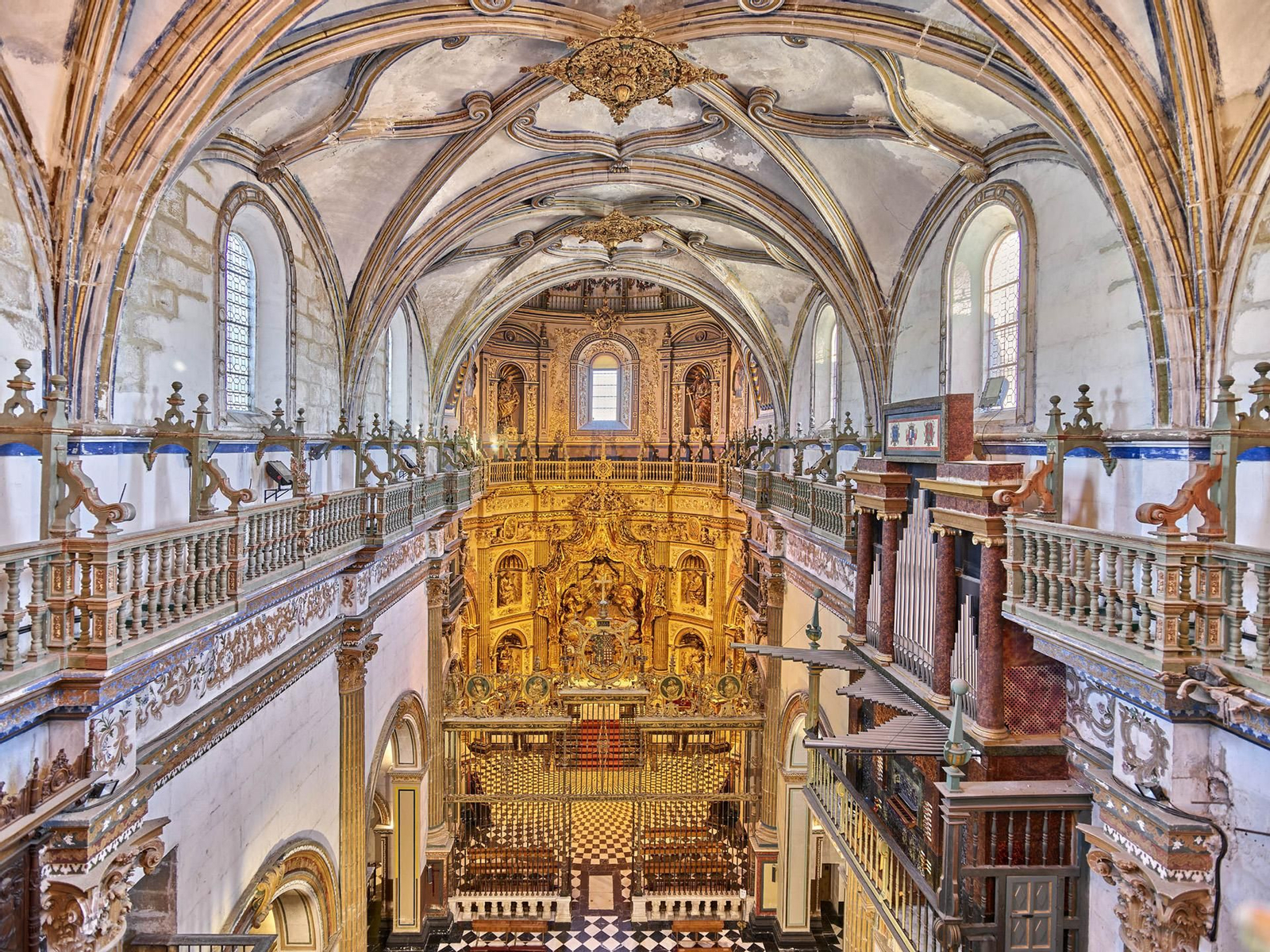El imponente interior del edificio, un panteón para la familia de Francisco de los Cobos.