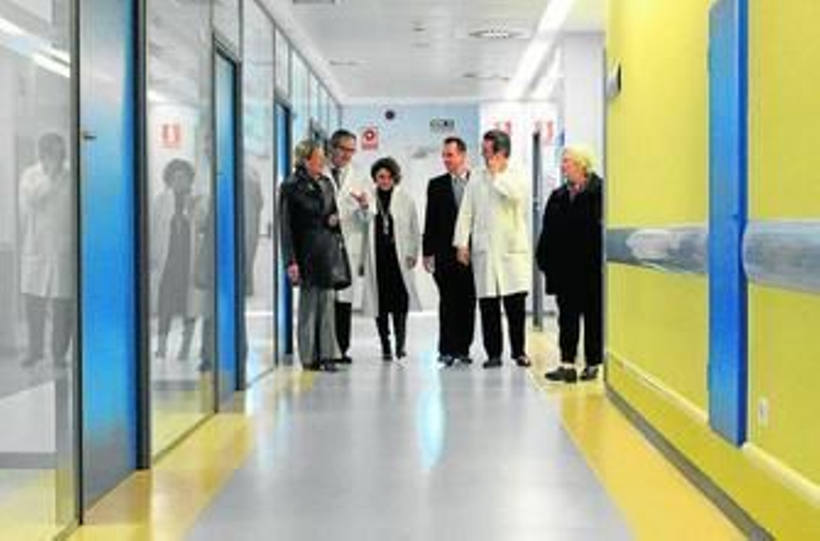 Especialistas médicos durante la inauguración del Hospital de Día Infantil en el Virgen del Rocío.