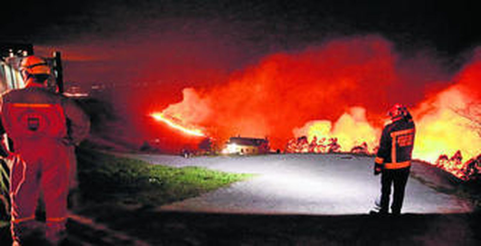 Un incendio corta la conexión por tren y coche entre Asturias y Galicia