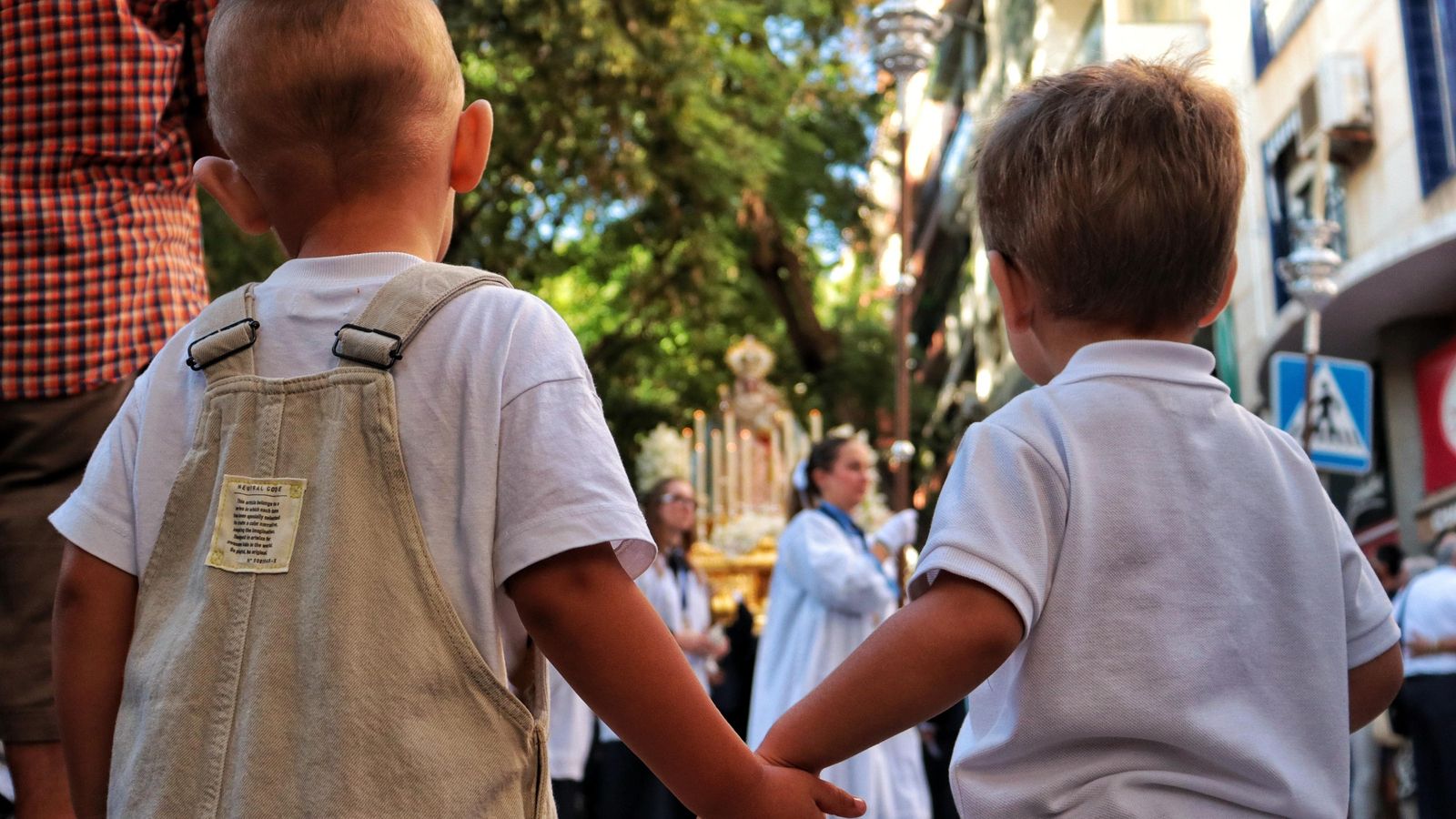 Dos niños viendo la procesión en el Palo