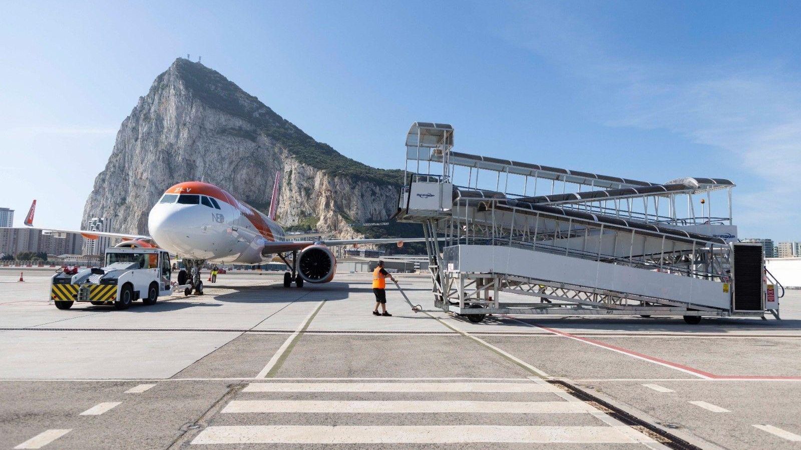 Aviones en la pista de aterrizaje de Gibraltar.