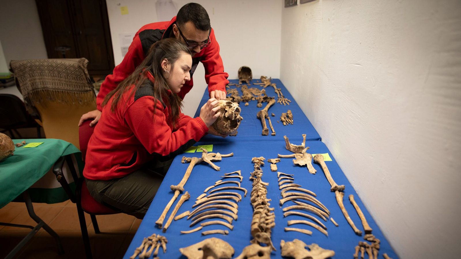 Investigadores trabajan con los restos hallados en el Barranco de Víznar | Imagen de archivo