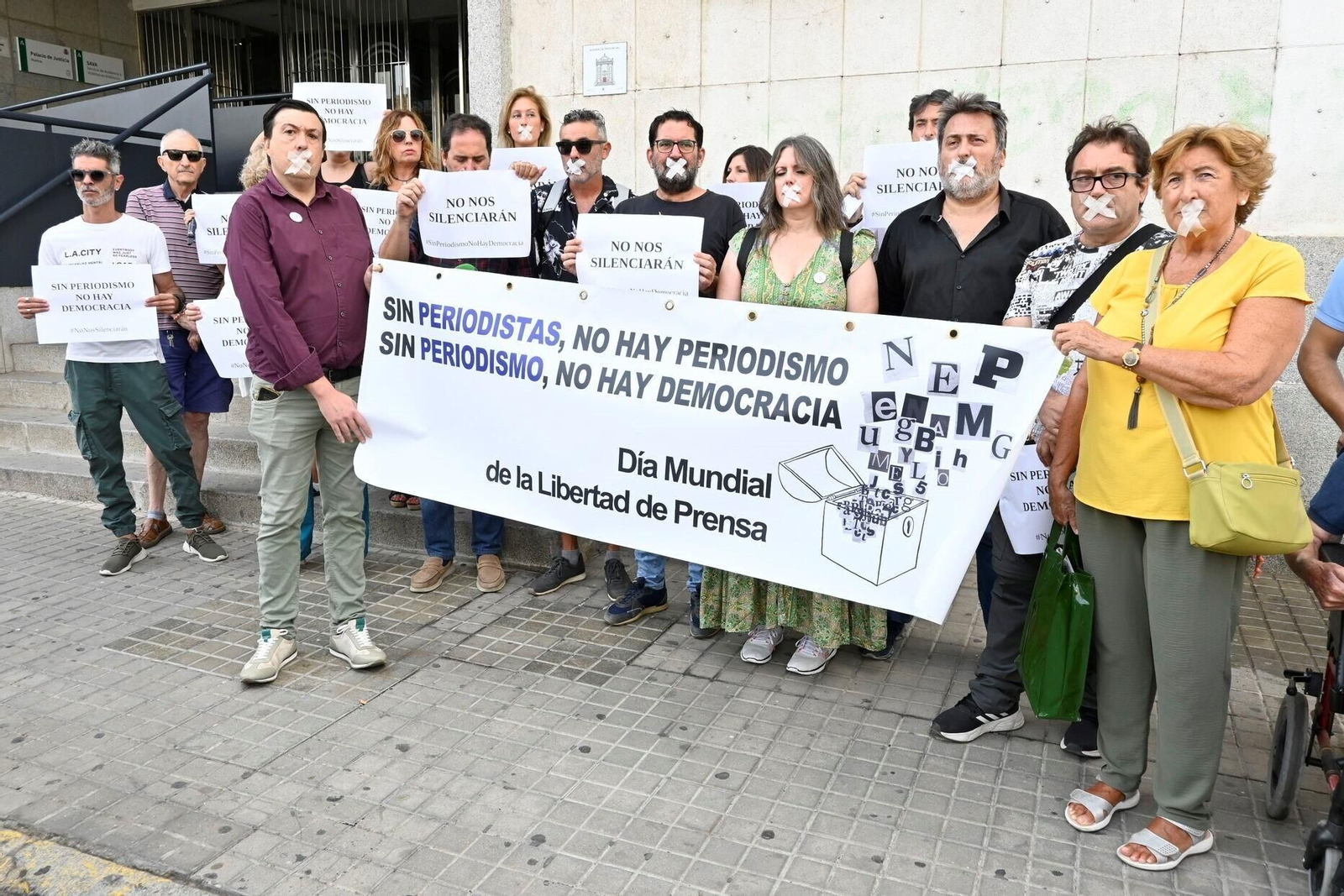 Concentración de periodistas a las puertas de la Audiencia Provincial de Huelva.