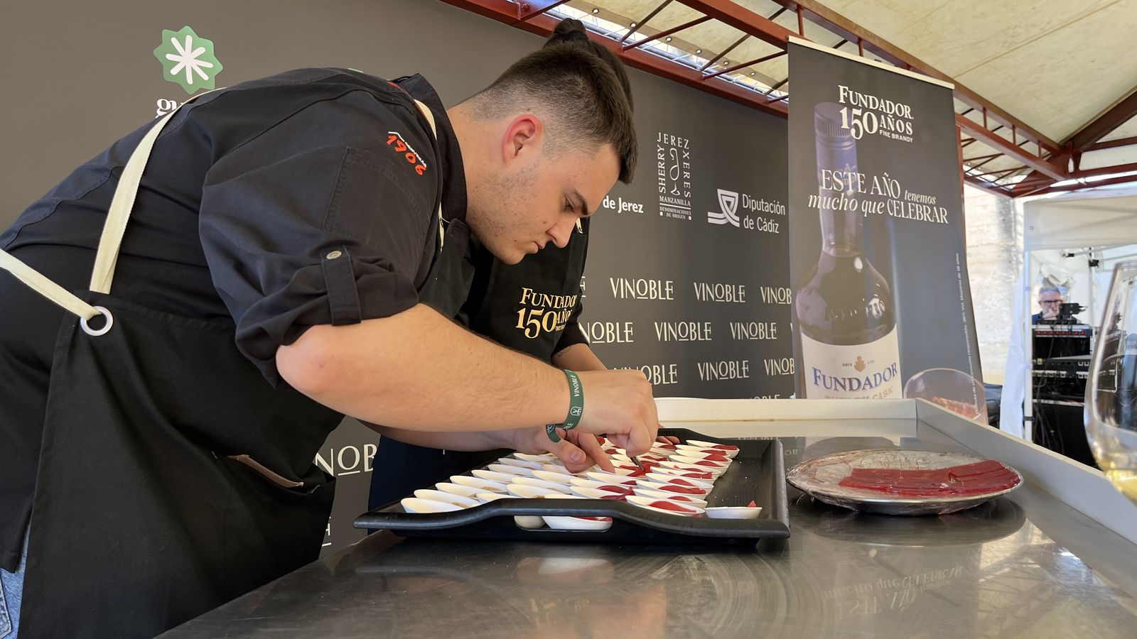 Personal de Tiemar, preparando los platos.