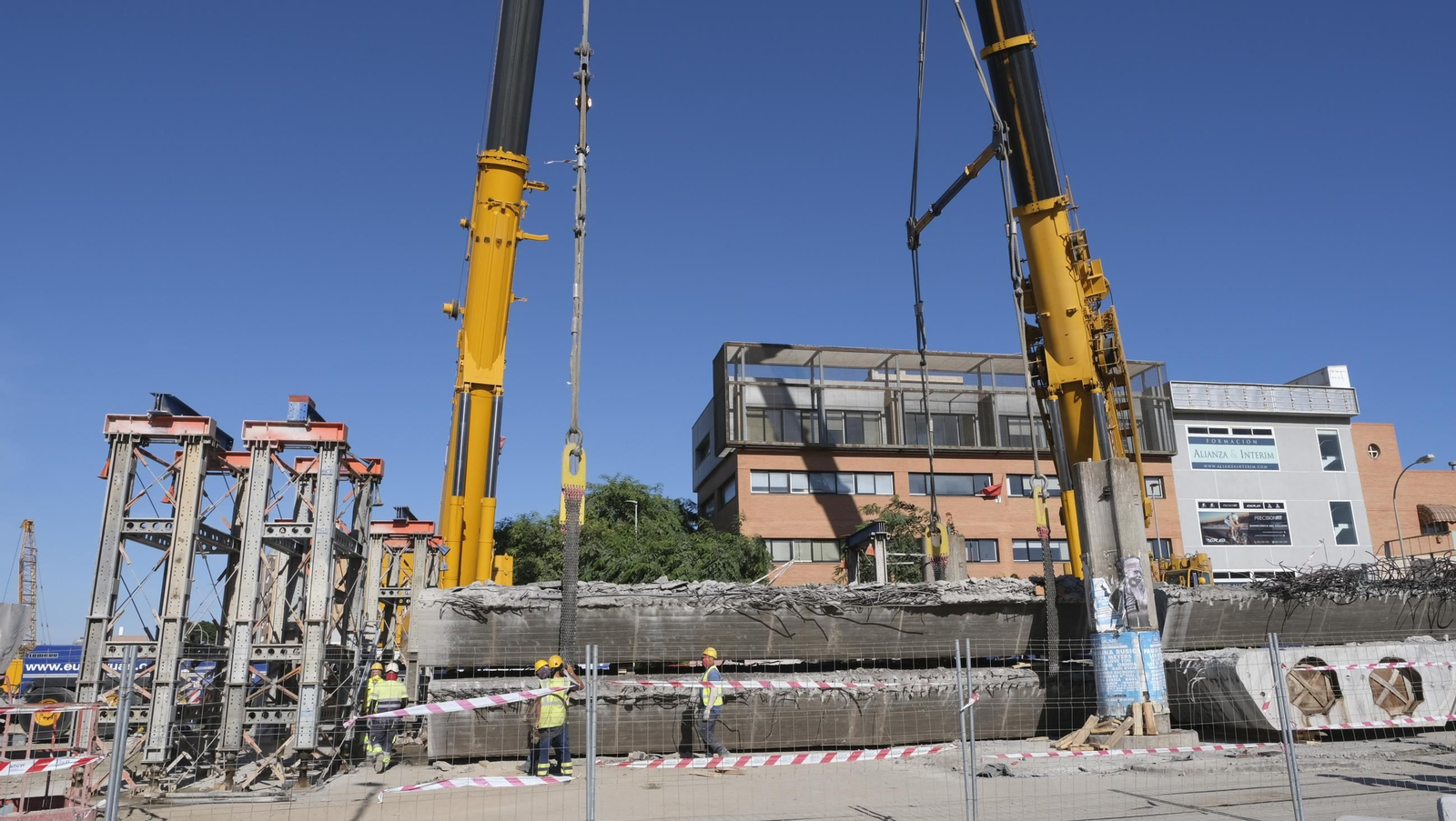 El Puente de la Avenida del Mediterráneo ya es historia, en imágenes