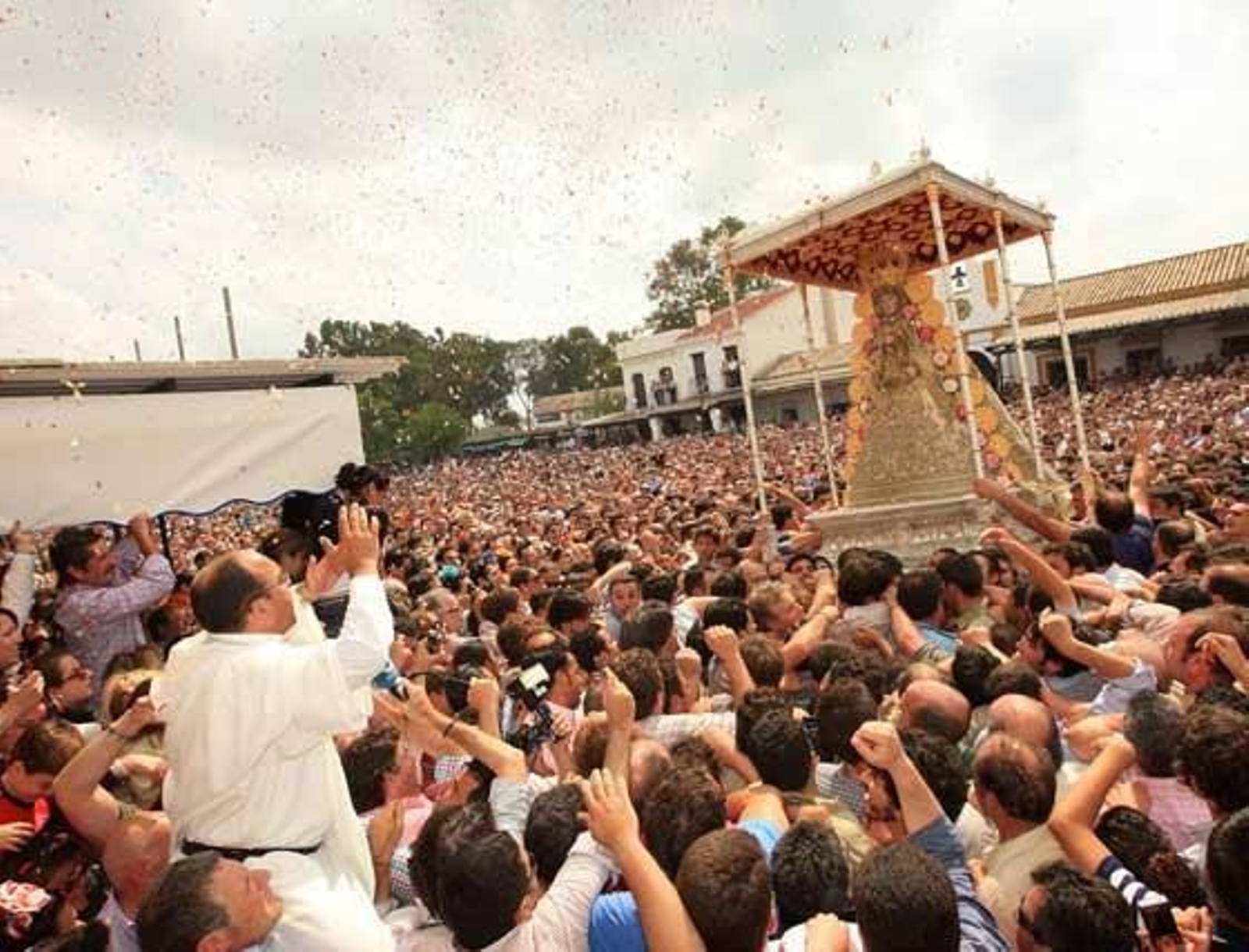 El momento esperado. El padre Alexis, junto al resto de romeros jerezanos, rezan la salve en presencia de la Virgen del Rocío, que fue recibida con una espectacular petalada de flores. Fueron ocho minutos los que la Blanca Paloma regaló a los jerezanos con su presencia.

Foto: Juan Carlos Toro
