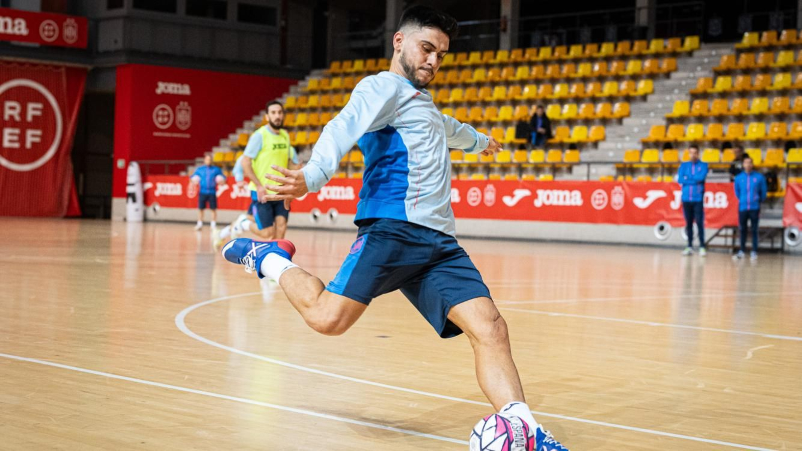 Cortés se ejercita con el equipo nacional en una de sus convocatorias con la selección.