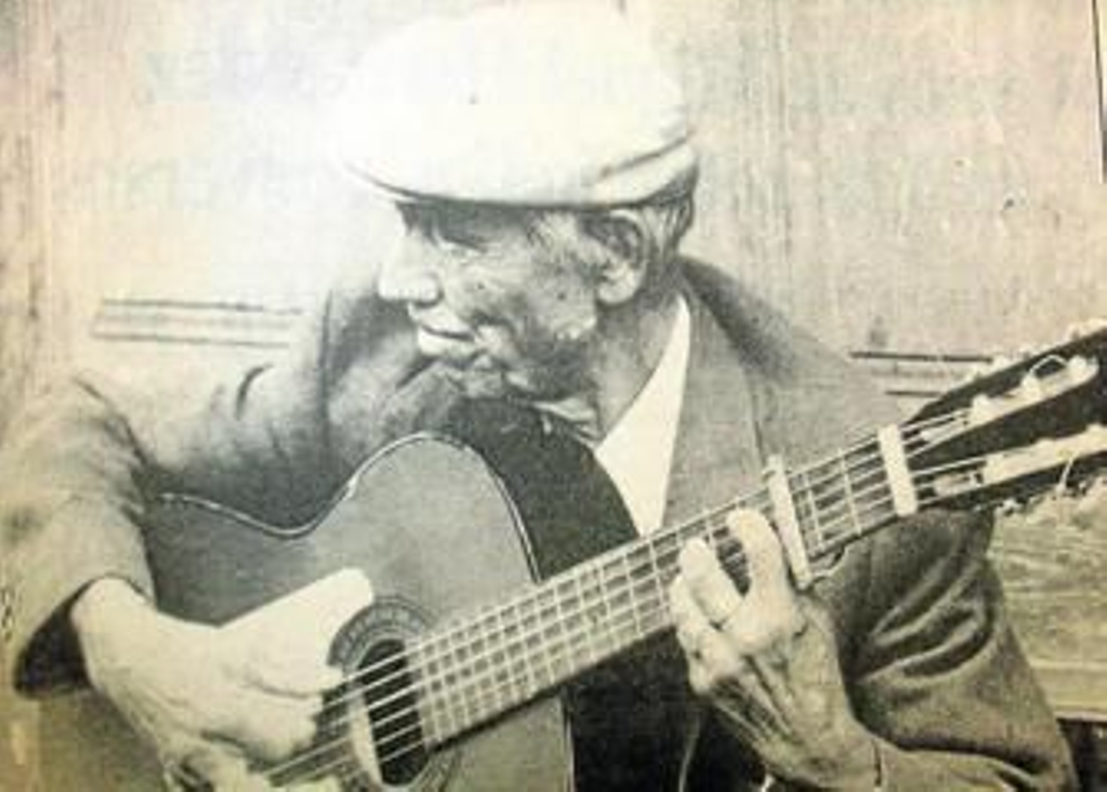 El tocaor Montoyita en los alrededores del Mercado y Paquita la de los Cañamones fotografiada en su Gérgal natal (Revista Naif)