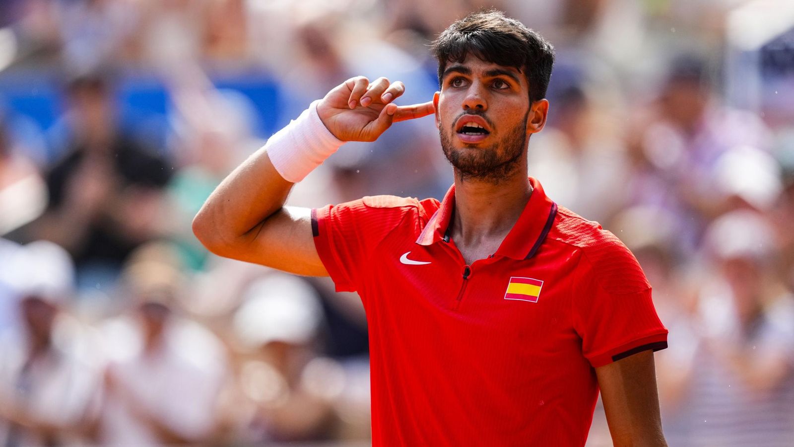 Carlos Alcaraz interactúa con la grada durante un momento en el duelo ante Tommy Paul.