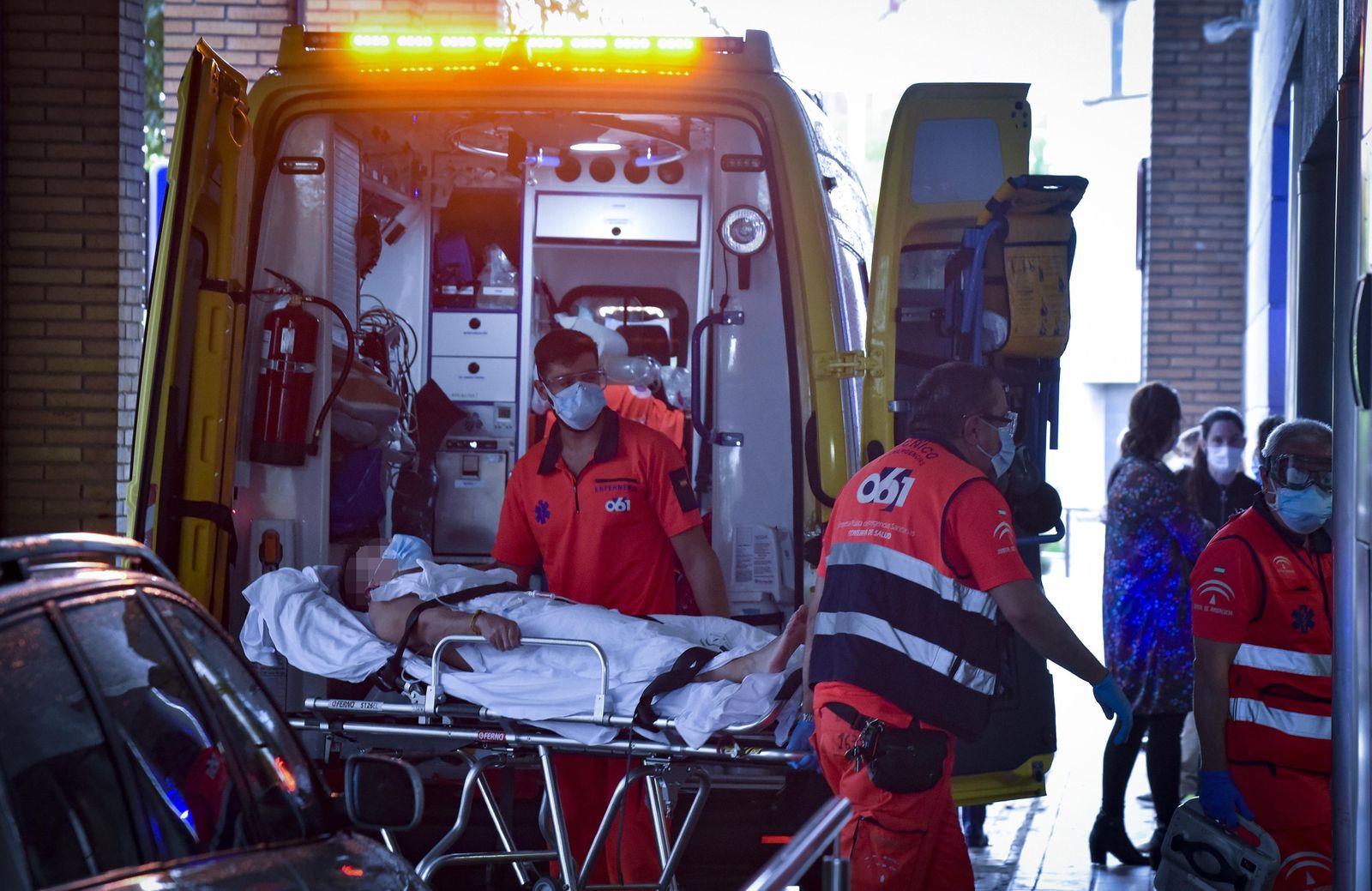 Personal sanitario del servicio de emergencias 061 trasladan a un paciente a las Urgencias del Virgen Macarena.