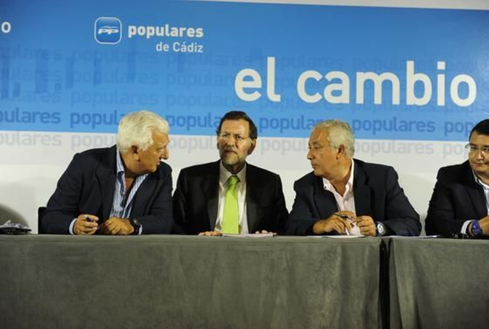 La cúpula del PP, con Mariano Rajoy que presidió el encuentro mantenido ayer en La Isla con los empresarios

Foto: Elias Pimentel