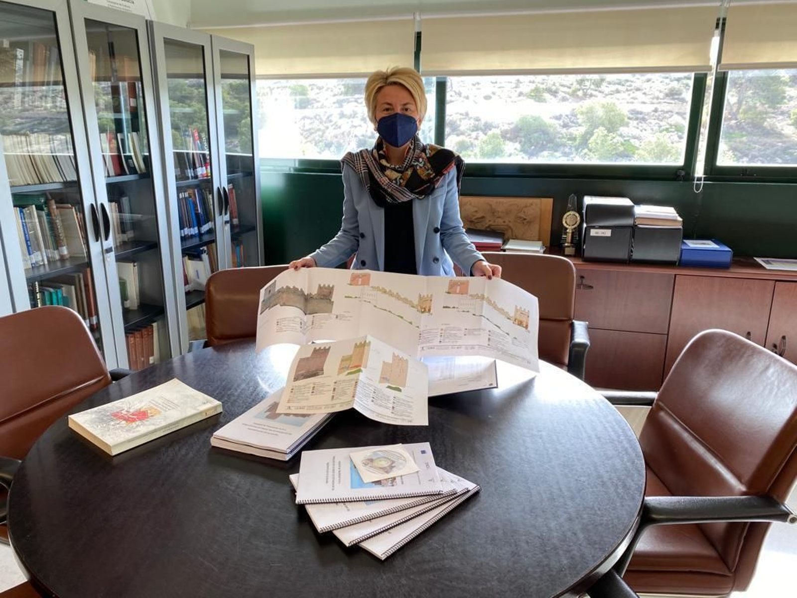 Eloísa Cabrera, delegada de Cultura, con el proyecto.