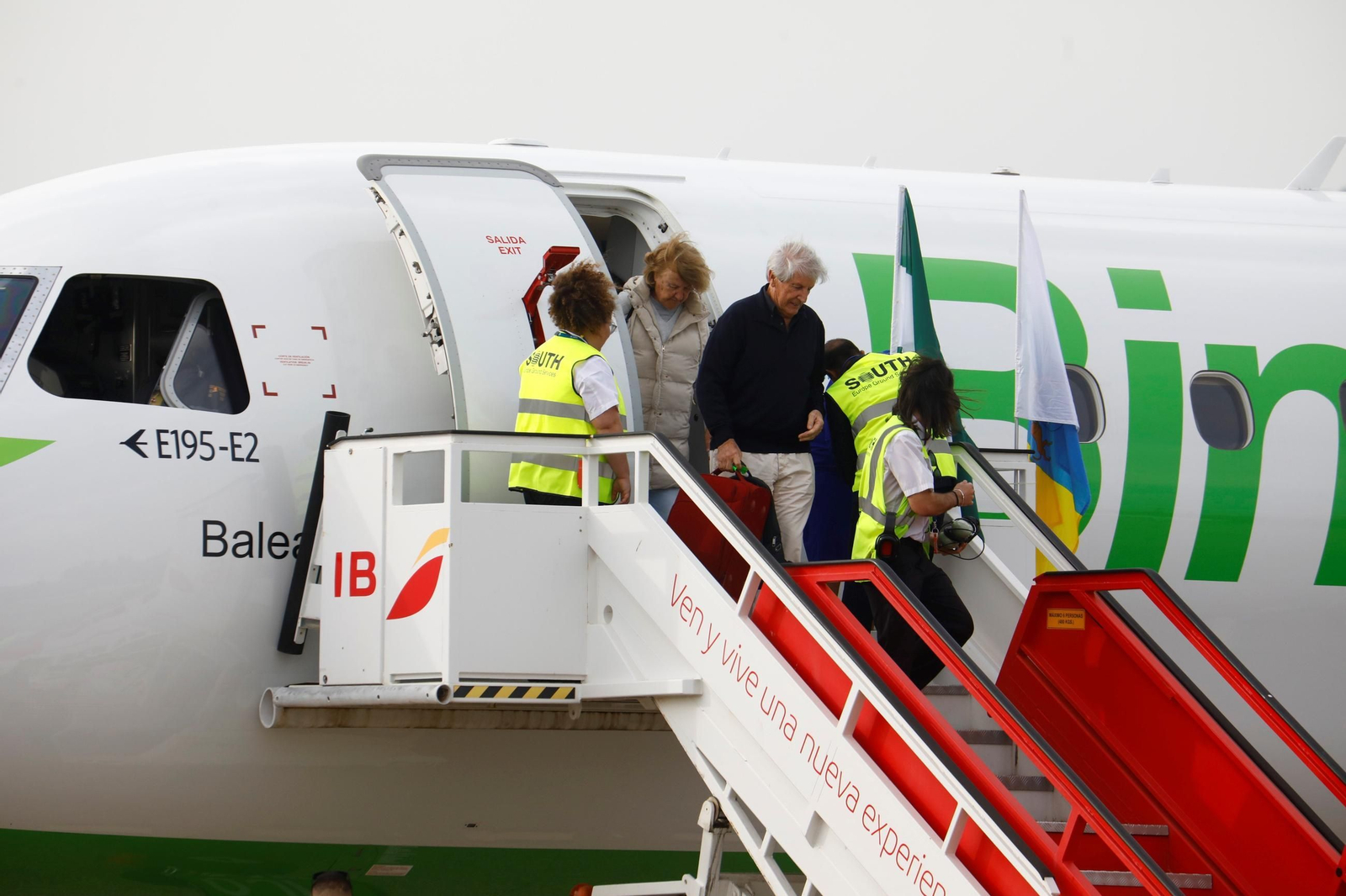 El aeropuerto de Córdoba recibe el primer vuelo de Binter desde Canarias, en imágenes