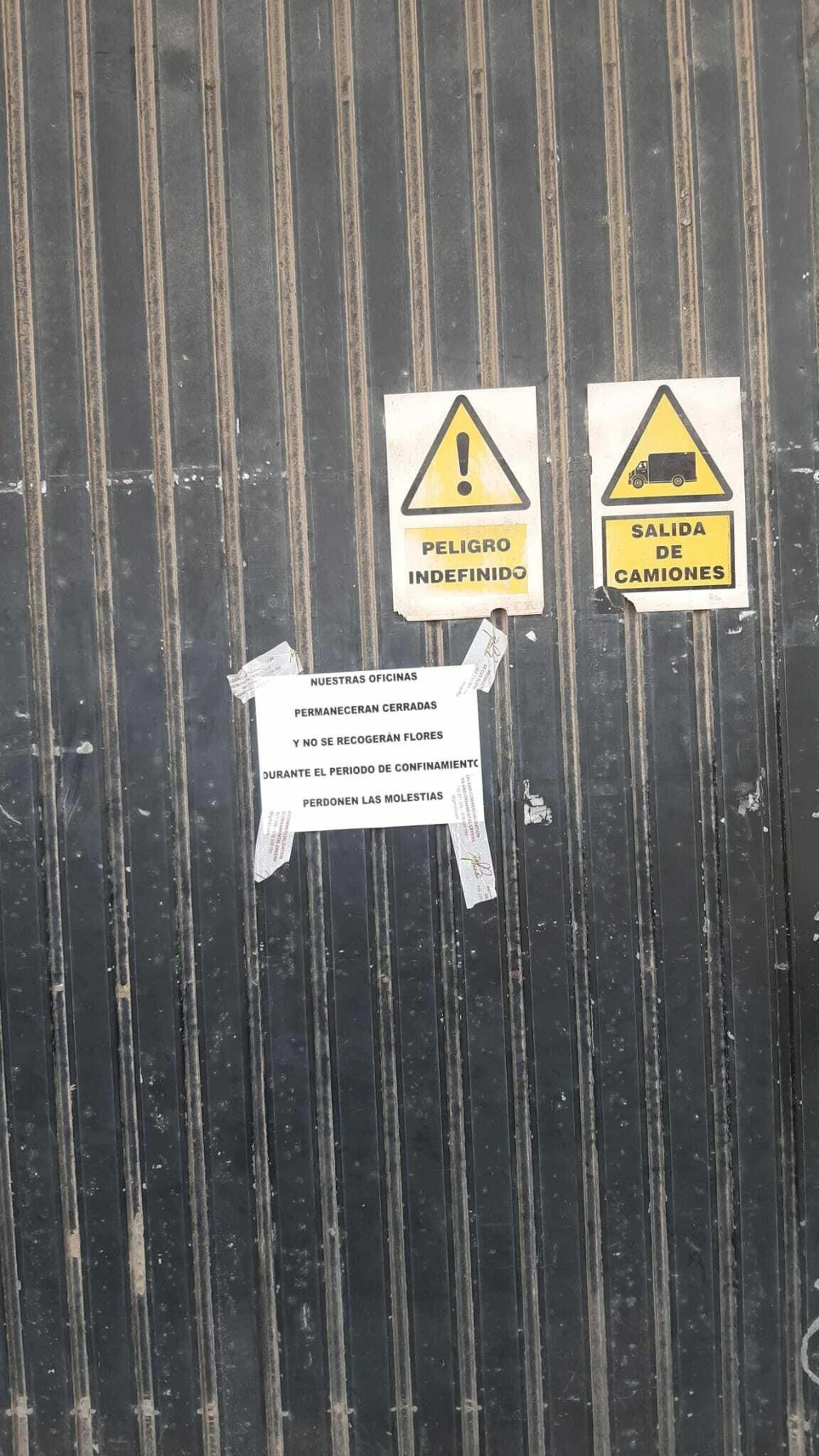 Cartel que anuncia el cese de actividad en un invernadero de la Costa Noroeste por el coronavirus. Cartel que anuncia el cese de actividad en un invernadero de la Costa Noroeste por el coronavirus.