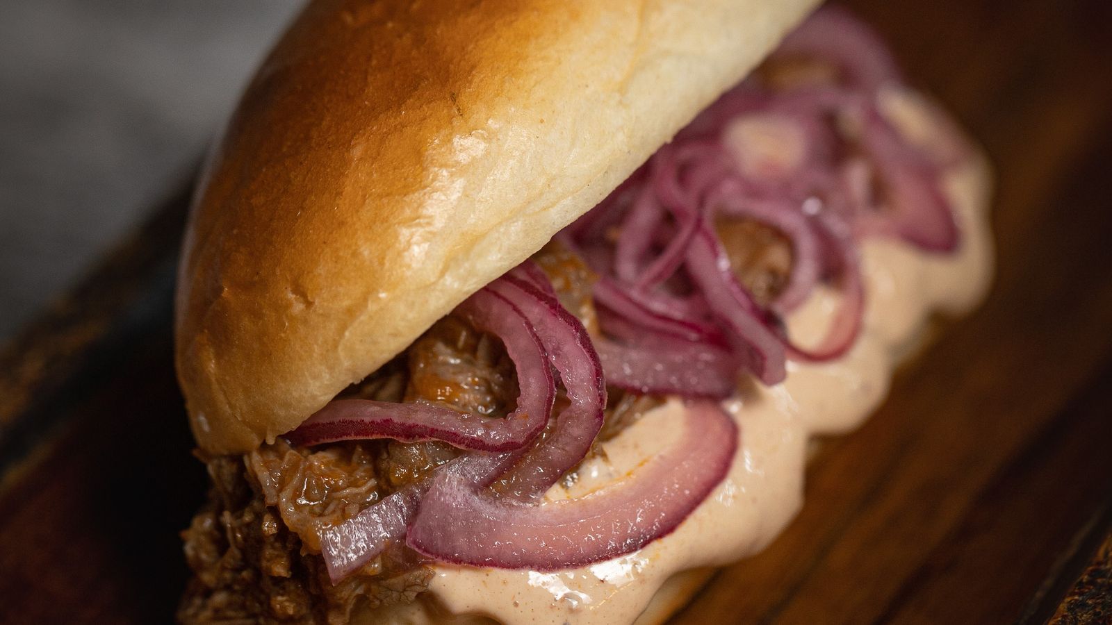 Brioche de costilla deshuesada, cebolla y mayo chipotle de Bodegas Trasmallo