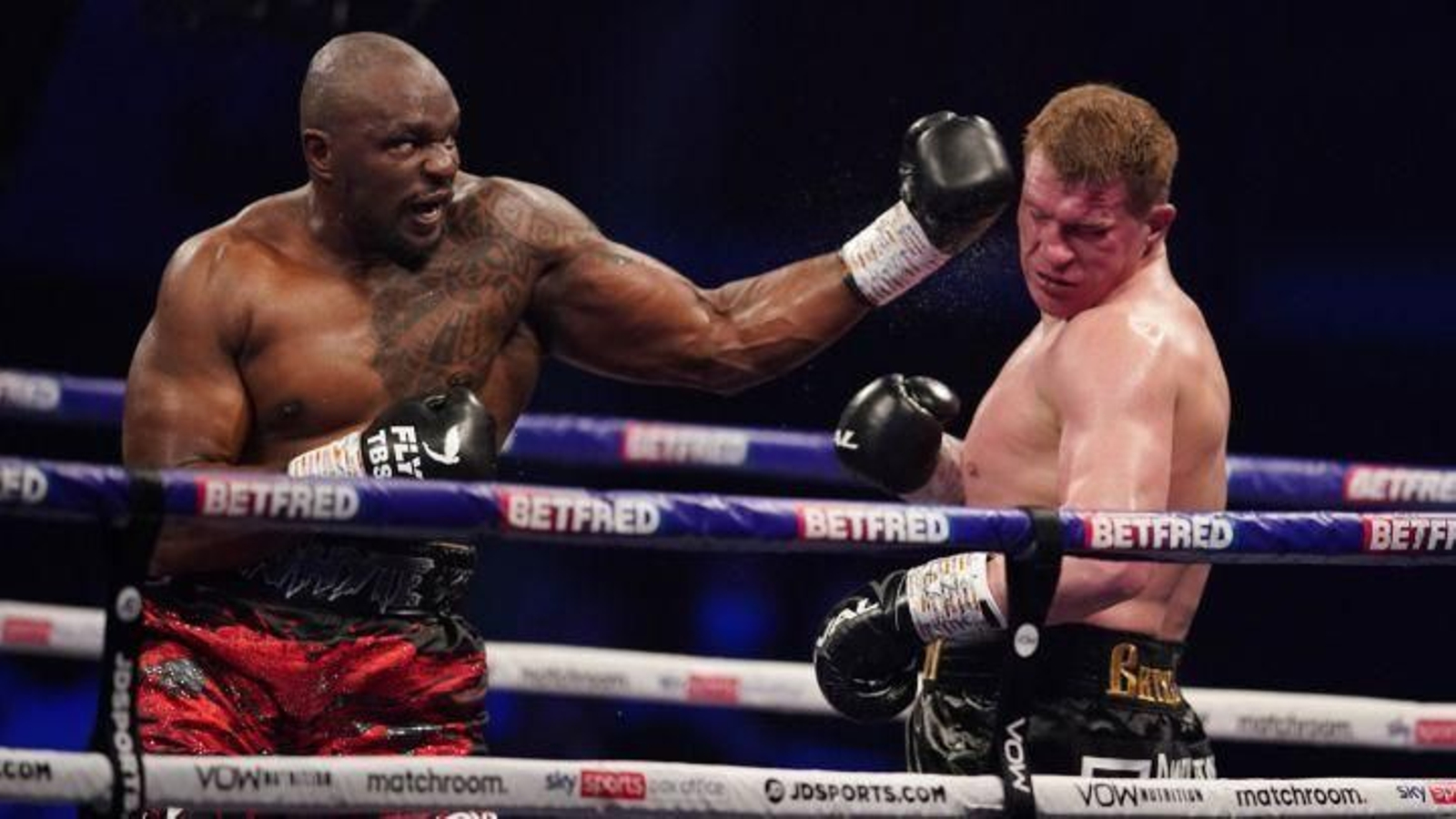 Whyte impacta en el rostro de Povetkin, este domingo en Gibraltar