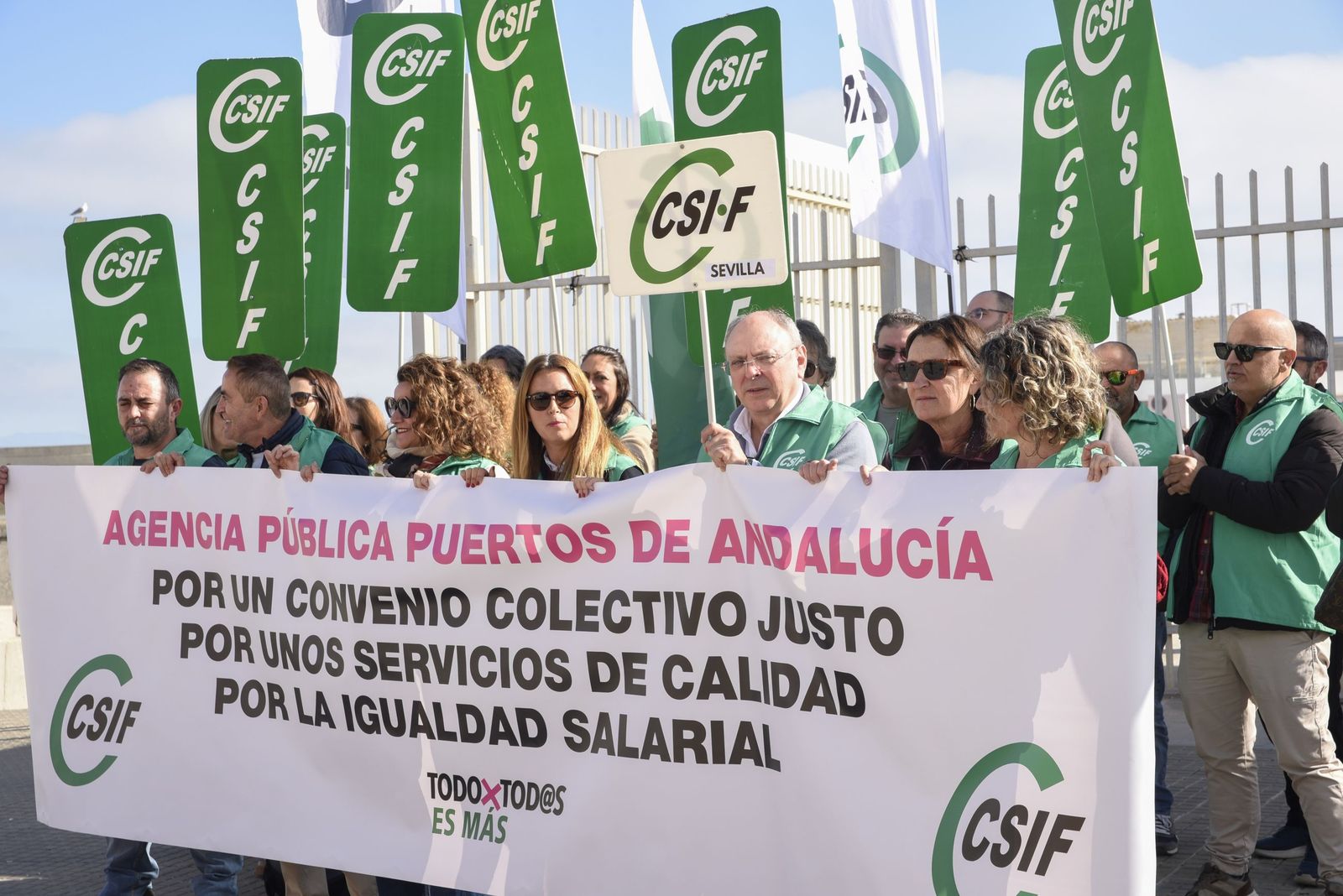 Las fotografías de la concentración de CSIF en La Línea por las mejoras laborales en la Agencia Pública de Puertos de Andalucía