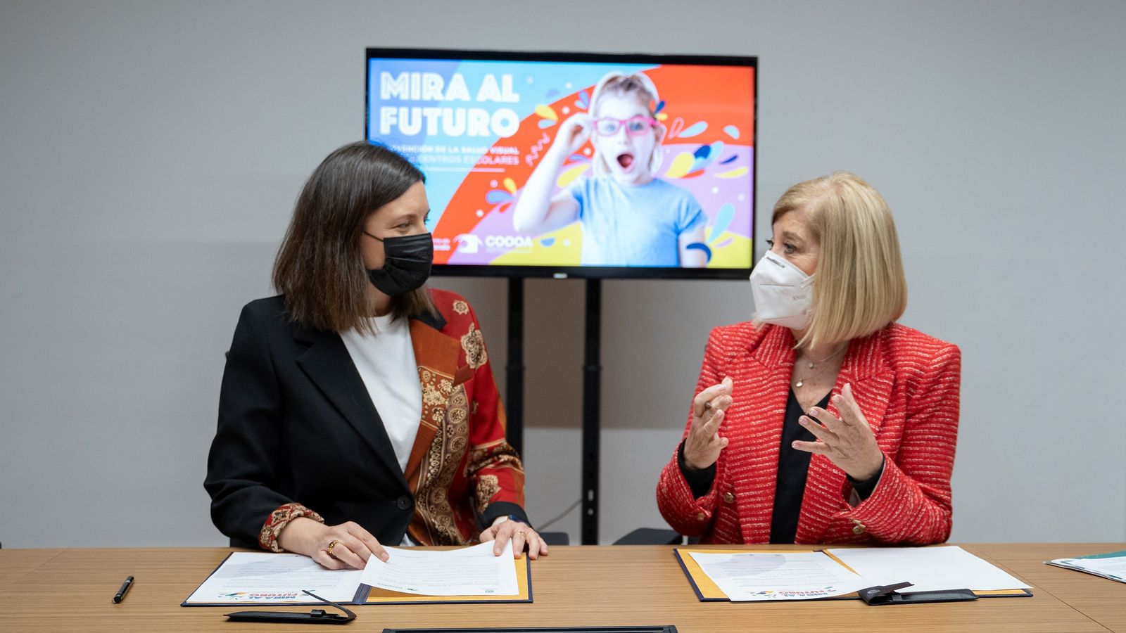 La alcaldesa, Patricia Cavada, y Blanca Fernández, decana-presidenta del COOOA.