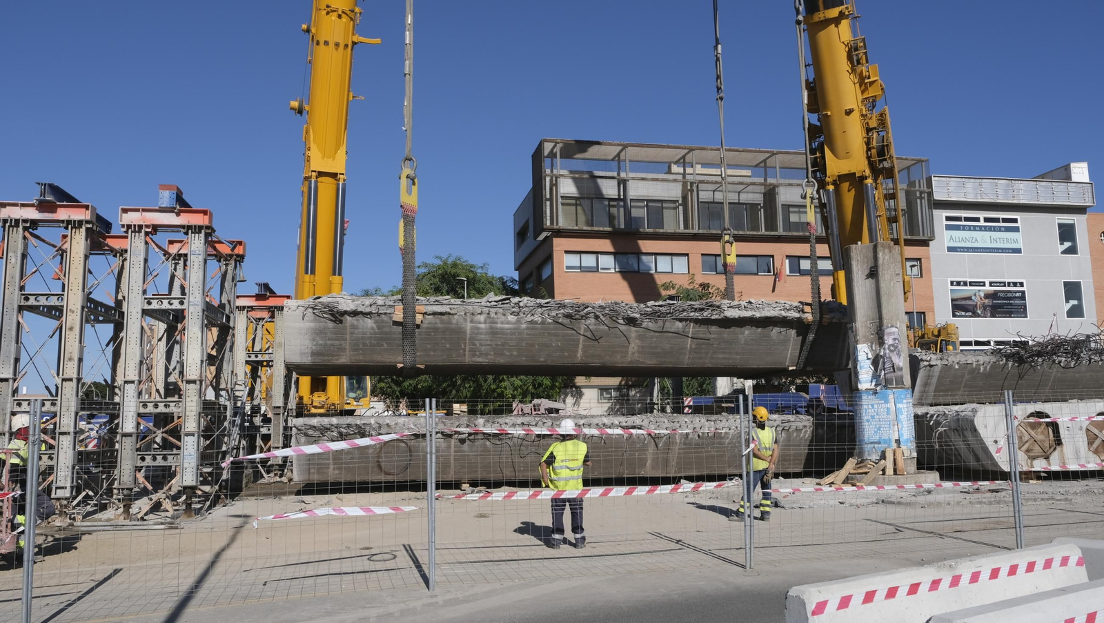 El Puente de la Avenida del Mediterráneo ya es historia, en imágenes