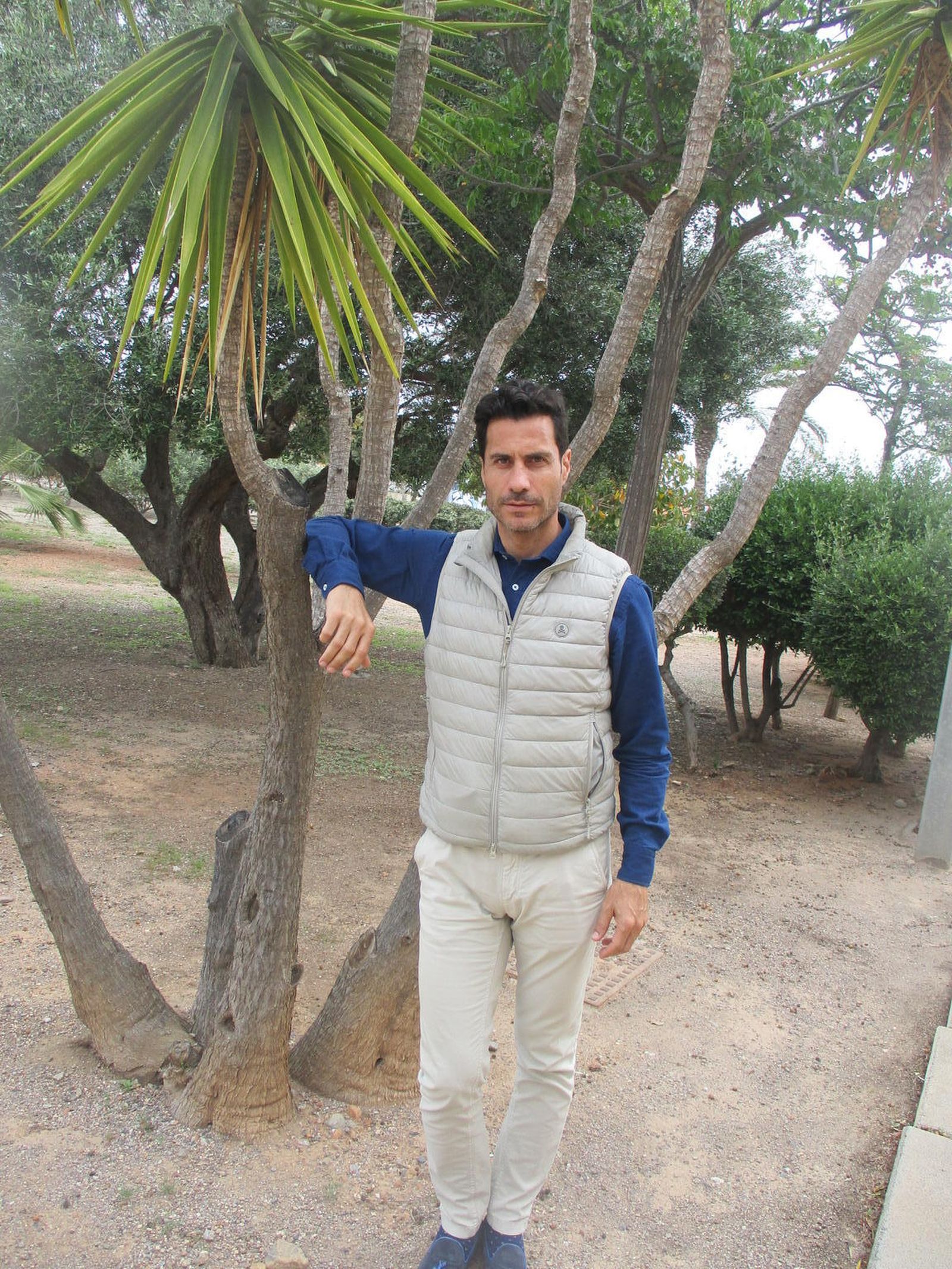 El torero Jesús Almería en la puerta de su actual lugar de trabajo diario: Interalmería TV.