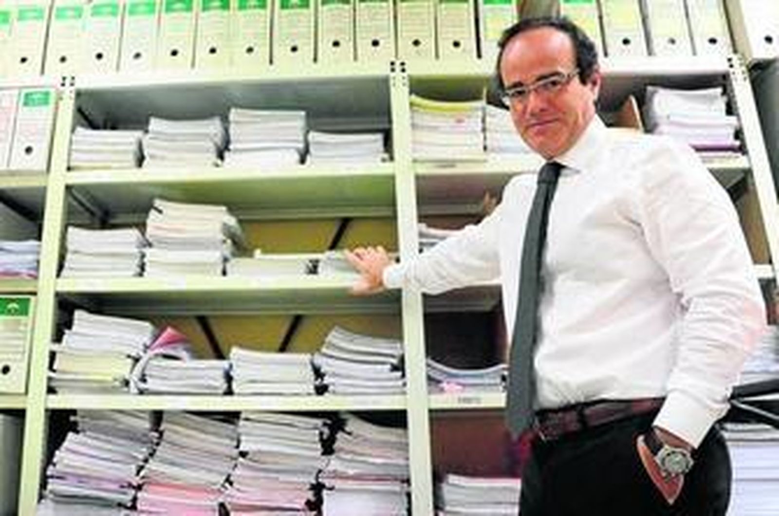 El juez Antonio Fuentes posa con los expedientes del caso de los Laboratorios Pérez Giménez.