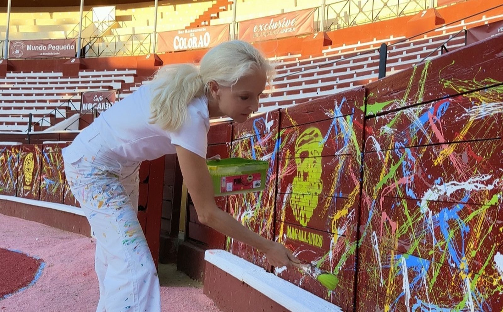 La artista alemana Uta Geub pintando en las tablas del ruedo de la Plaza de Toros de Sanlúcar.
