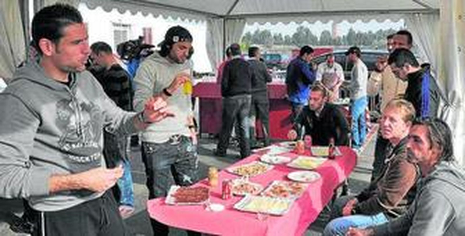 Del Nido alterna con Romaric, Martín Cáceres, Dabo y Zokora durante el almuerzo con la plantilla y el cuerpo técnico.