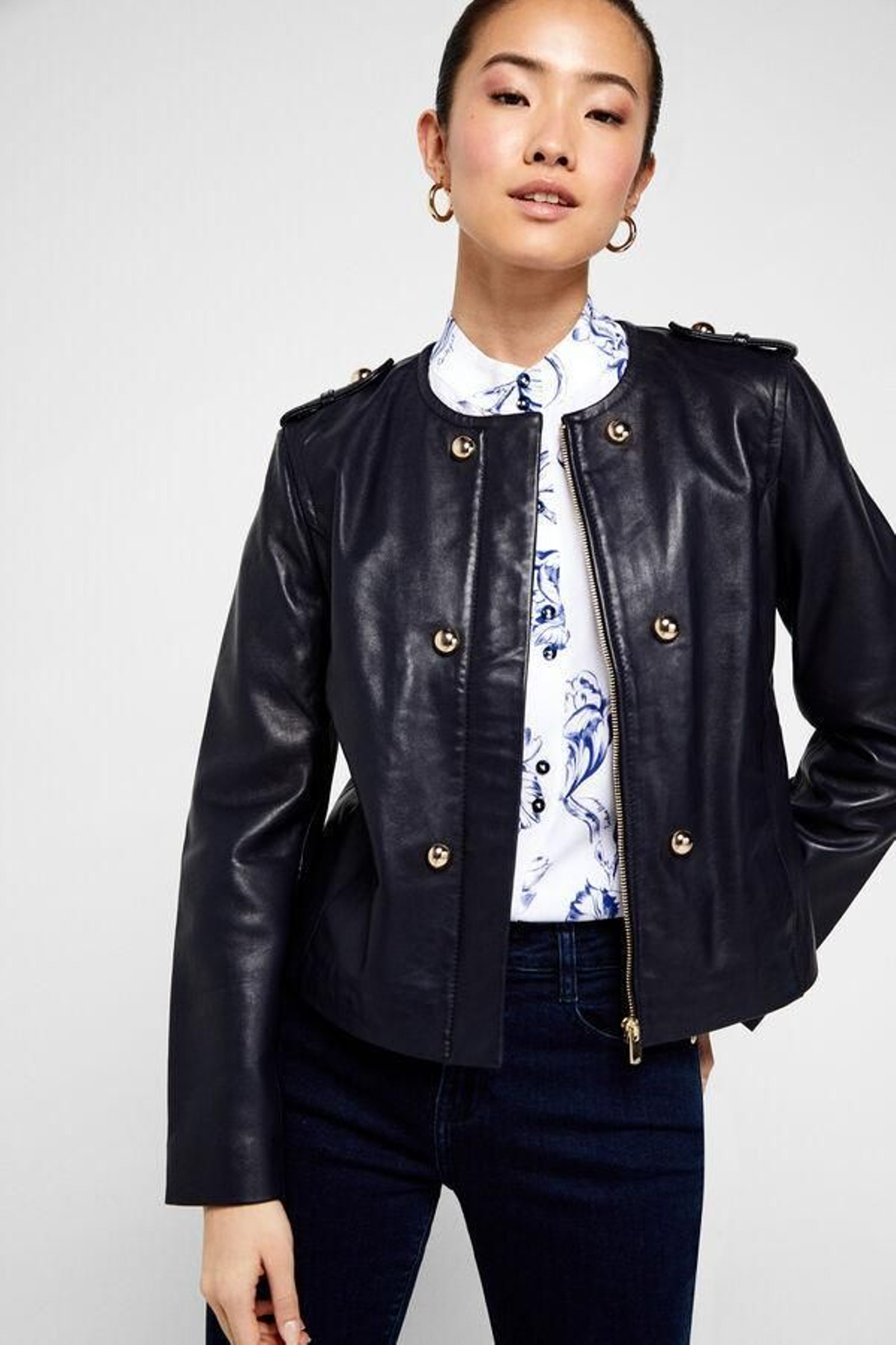 Cazadora de piel de Mango.