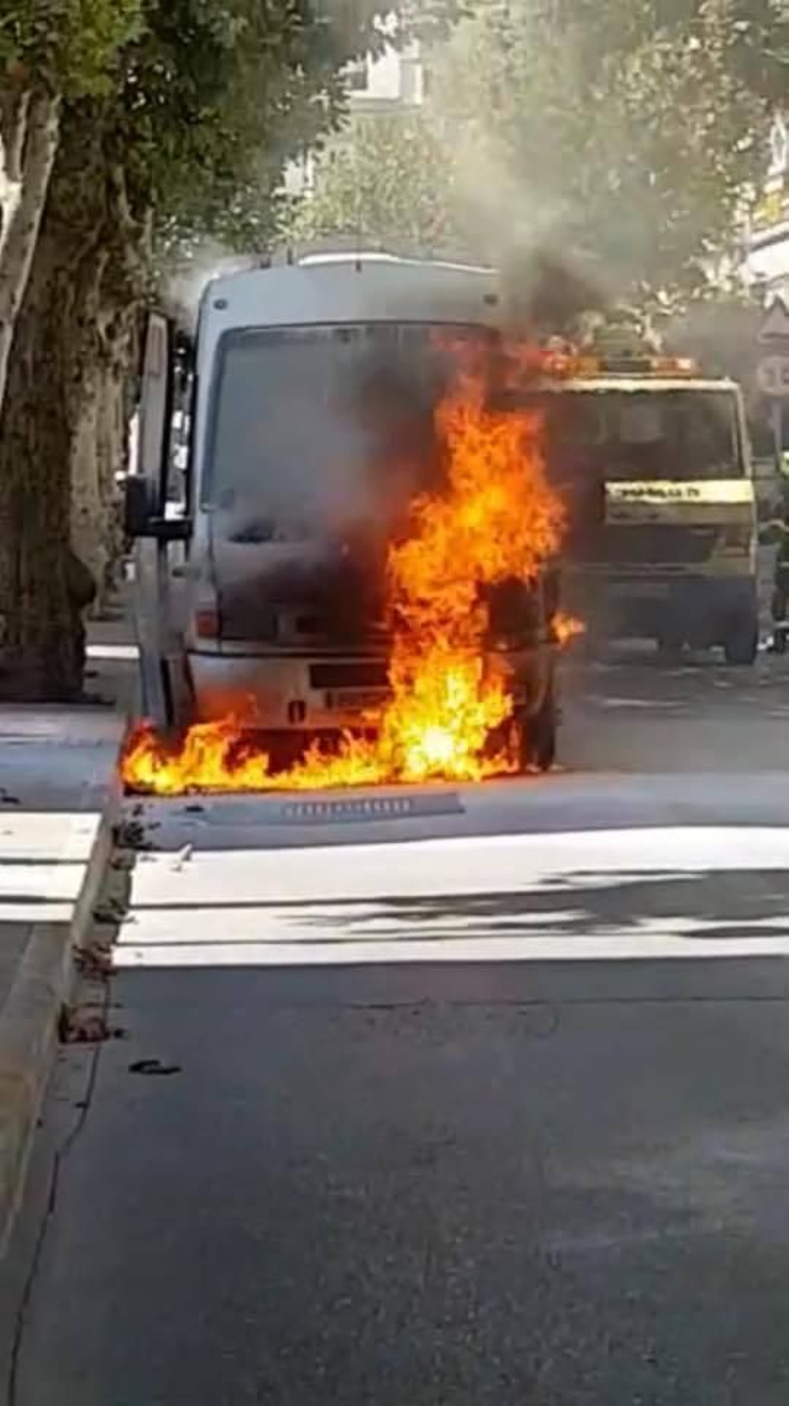 La parte frontal del microbús comida por las llamas, tras el desalojo del conductor y los alumnos.