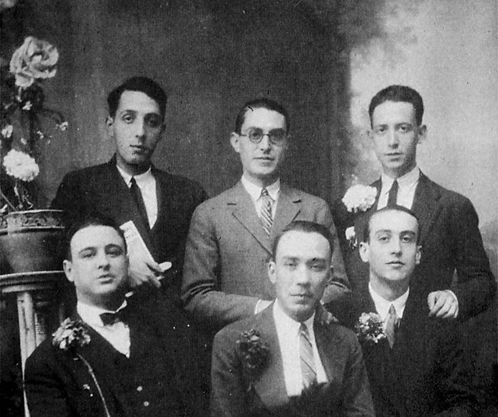 1. Fotografía de la celebración del tricentenario de Góngora en Sevilla: Rafael Alberti, Federico García Lorca, Juan Chabás, Mauricio Bacarisse, los ateneístas José María Romero Martínez y Manuel Blasco Garzón; Jorge Guillén, Dámaso Alonso y Gerardo Diego. 2.  Una de las cenas del 'Mediodía' con Núñez de Herrera (con el número 8), Rafael Porlán (12), Alejandro Collantes de Terán (10), Rafael Laffón (7), Pablo Sebastián (9) y Juan Sierra (4), entre otros. 3. Postal que envían los poetas a Juan Ramón Jiménez a la conclusión de la segunda jornada del homenaje a Góngora. 4. Miembros del grupo Mediodía: Joaquín Romero Murube, Rafael Porlán y Antonio Núñez de Herrera (de pie); y, sentados, Alejandro Collantes de Terán, Juan Sierra y el pintor Pablo Sebastián.  5. Desde la izquierda, primera fila: Pedro Salinas, Ignacio Sánchez Mejías y Jorge Guillén. Detrás, Antonio Marichalar, José Bergamín, Corpus Barga, Vicente Aleixandre, Lorca y Dámaso Alonso.