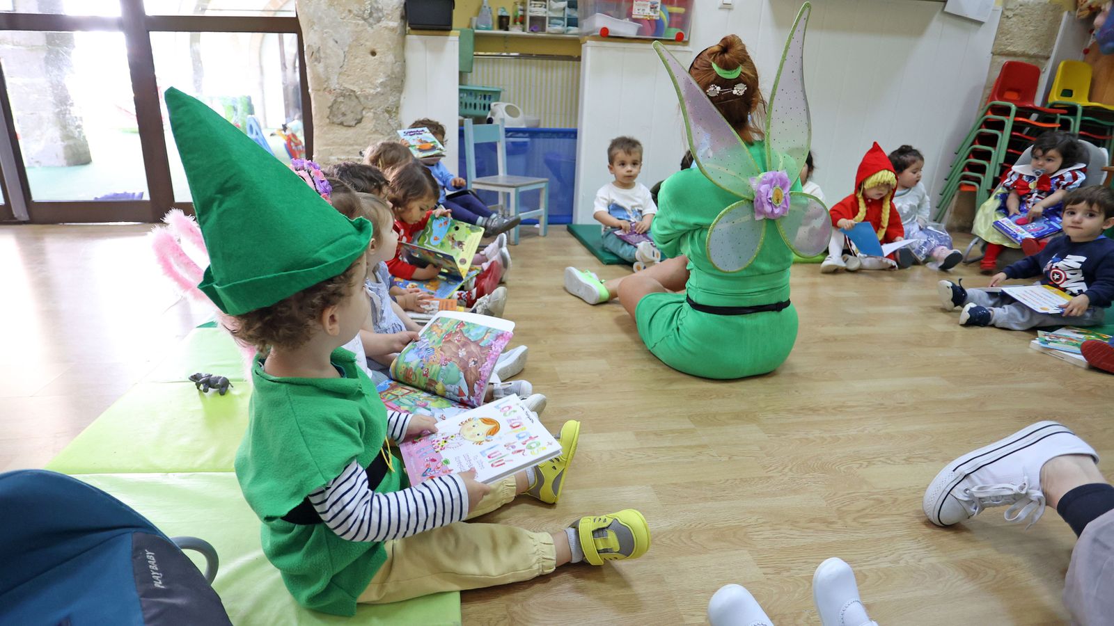 La guardería Centro se disfraza por el día del libro