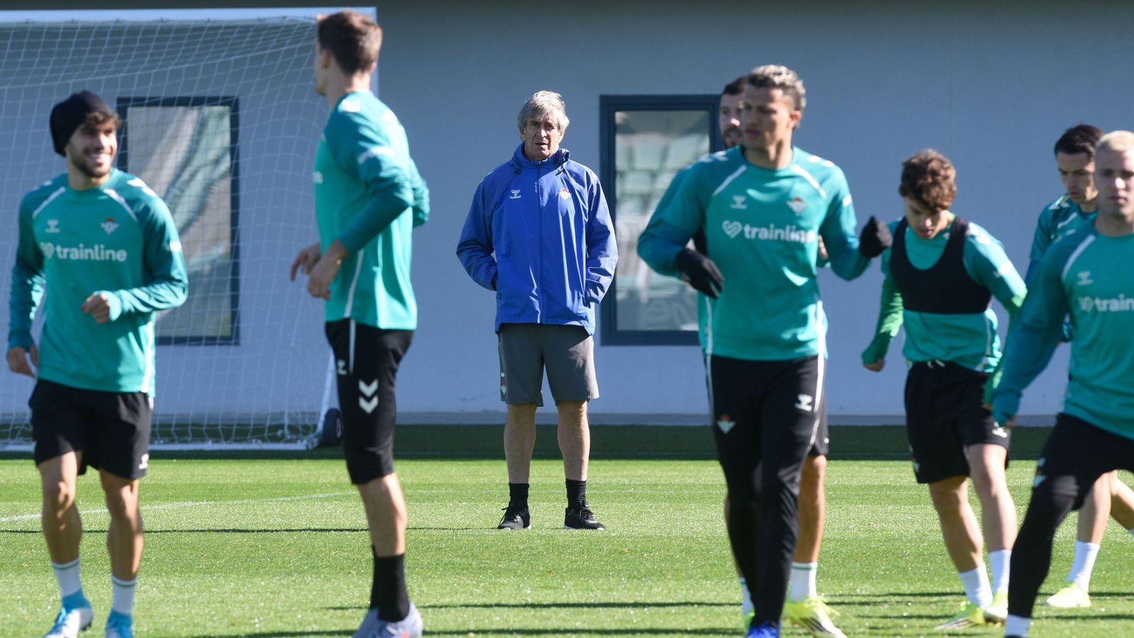 Manuel Pellegrini observa el calentamientos de sus futbolistas.