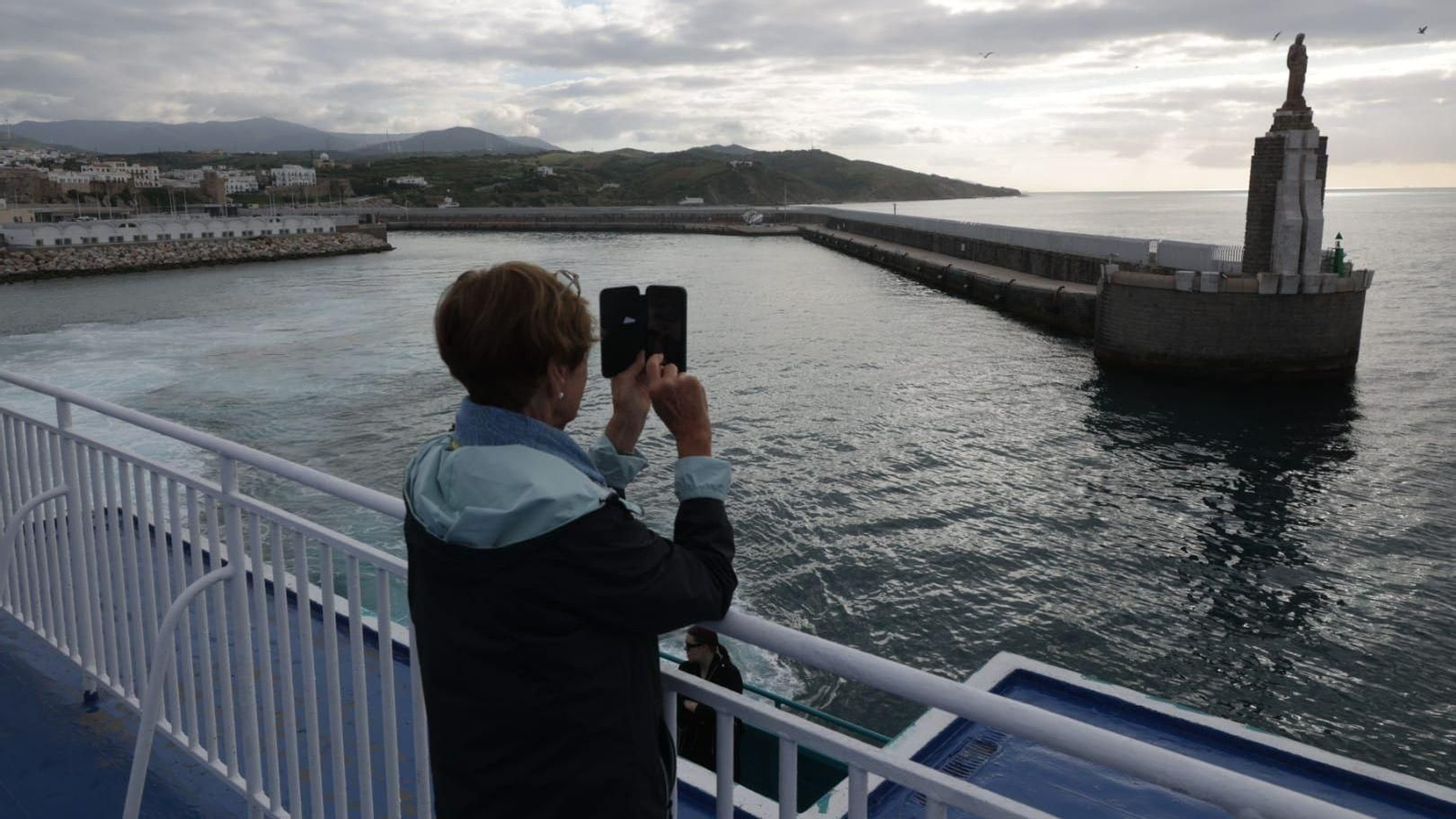 Desde Tarifa, la estatua del Sagrado Corazón de Jesús despide al ferry en su travesía hacia Tánger.