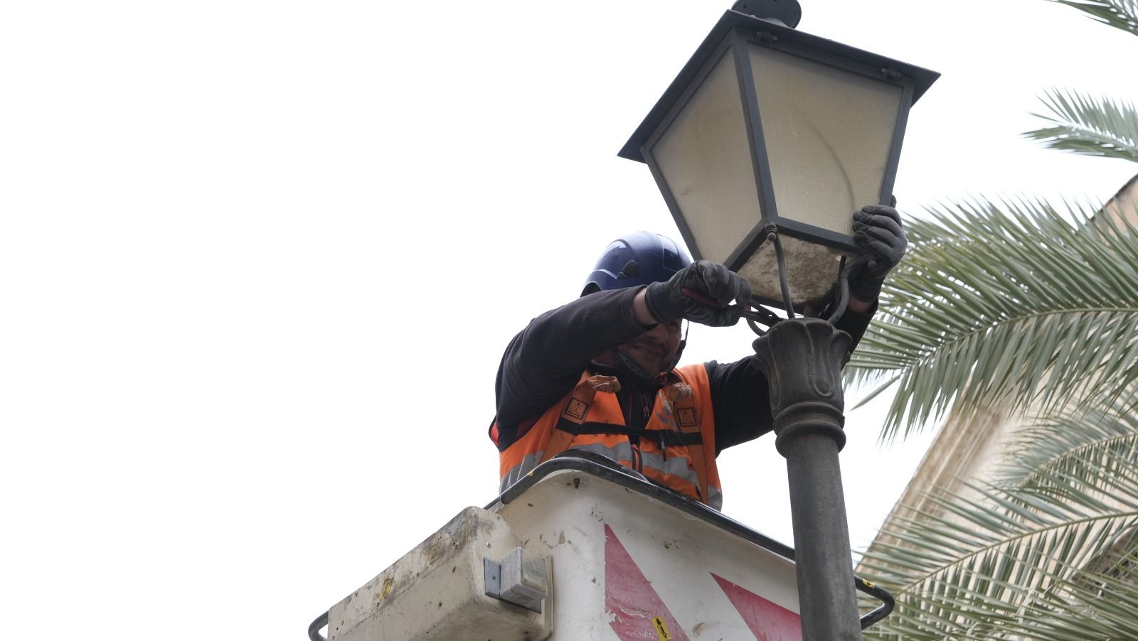 Un operario retira uno de los faroles del casco histórico para colocar Leds.