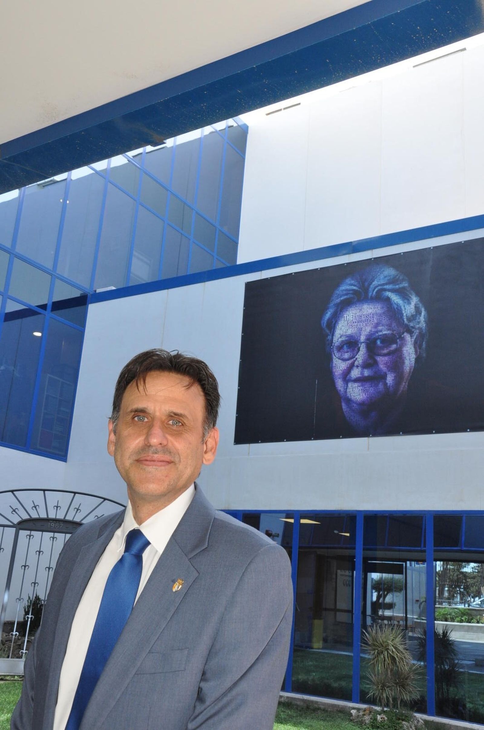 David Randell con una imagen detrás de Ms Randell.