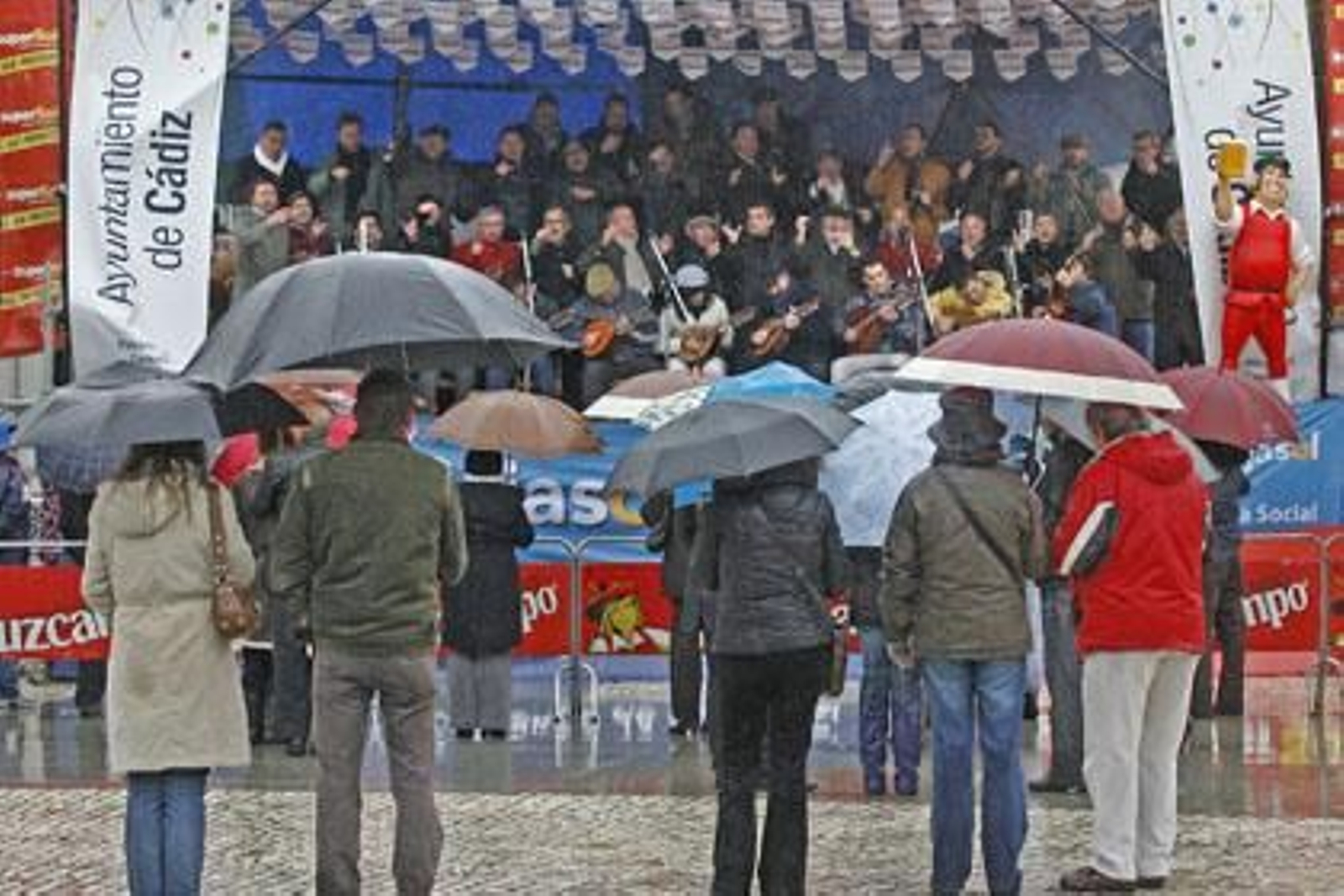 La lluvia no impidió que la ostionada siguiera adelante, actuaciones incluidas, pero sí propició la estampa de la Plaza de San Antonio casi vacía

Foto: Joaquin Pino
