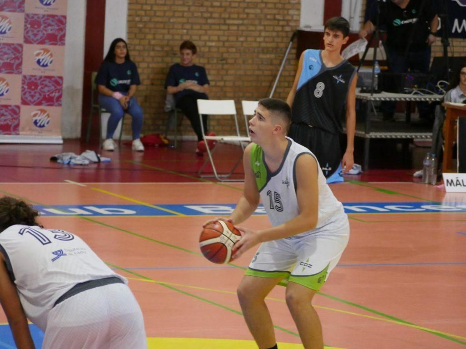 Carlos Luque se dispone a lanzar con Andalucía.