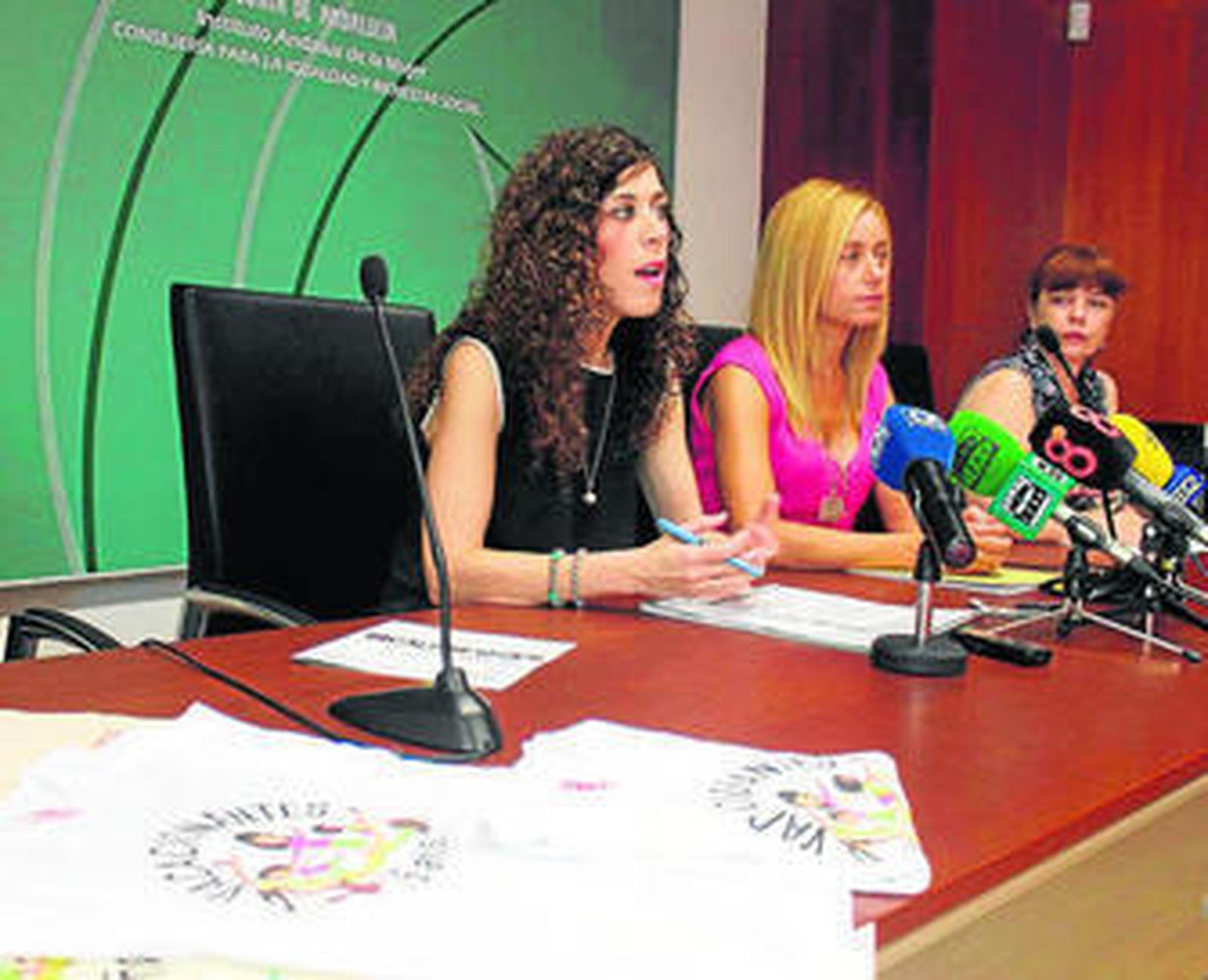 De izquierda a derecha, Míriam Alconchel, Josefa Moreno y Luisa Vázquez presentando 'Vacacionantes'.