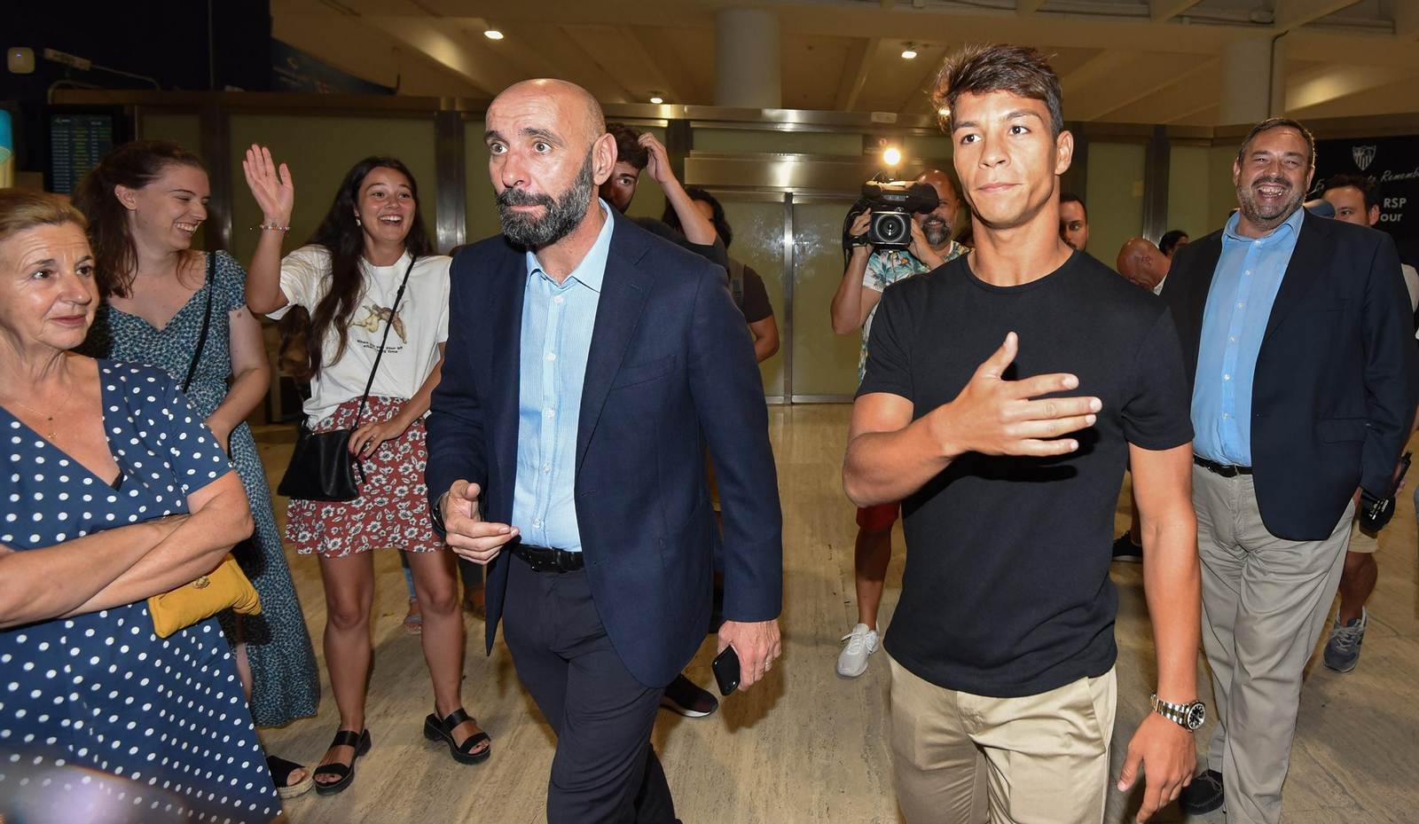 Óliver Torres, a su llegada a Sevilla, junto a Monchi.