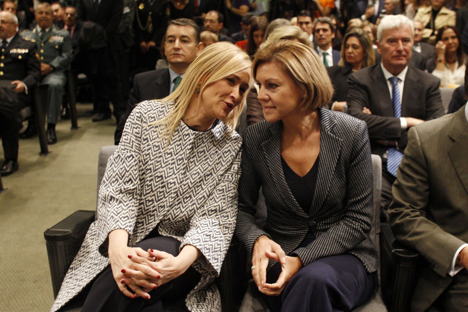 Cristina Cifuentes y María Dolores de Cospedal, ayer en Madrid, en la toma de posesión de los altos cargos de Interior.