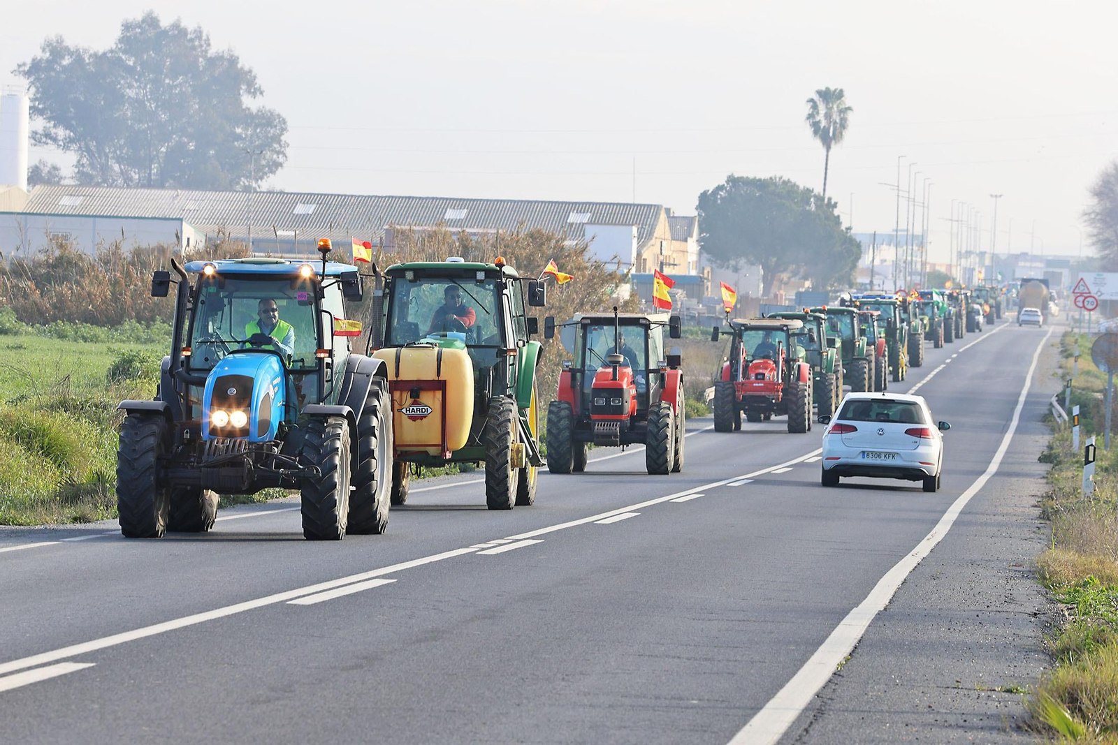 Las imágenes de la tractorada de los agricultores de Huelva este martes