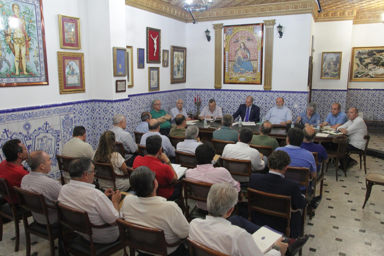 Una imagen del pleno de hermanos mayores celebrado en la casa hermandad de la Cinta.