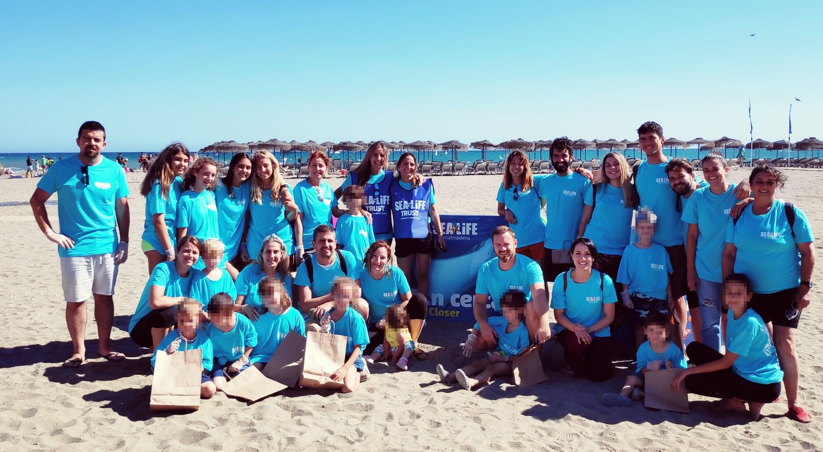 Los trabajadores del Sea Life Benalmádena realizan una batida de limpieza en la playa Malapesquera.