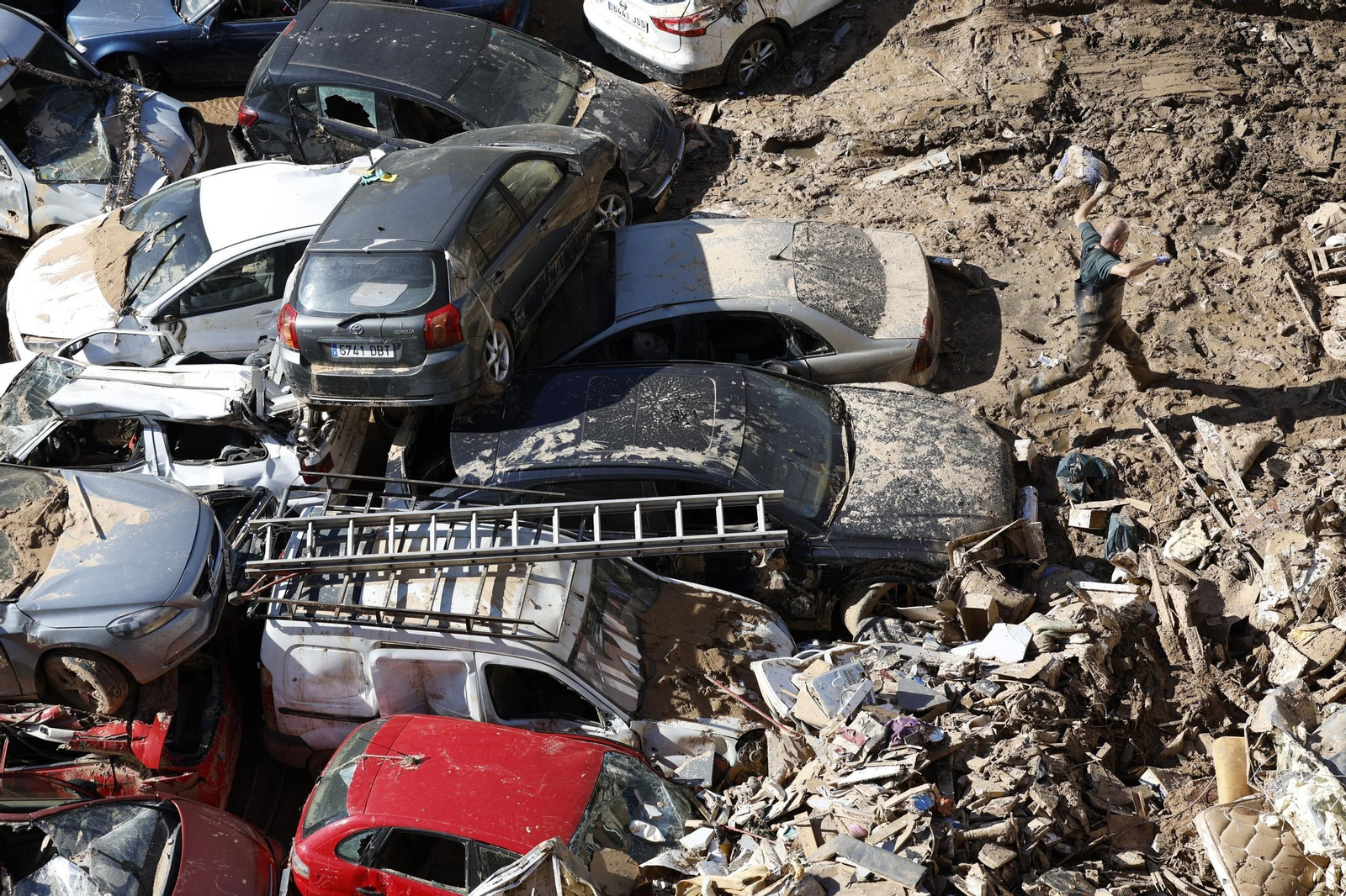 Ciento de coches arrastrados por las riadas en Valencia. Ciento de coches arrastrados por las riadas en Valencia.