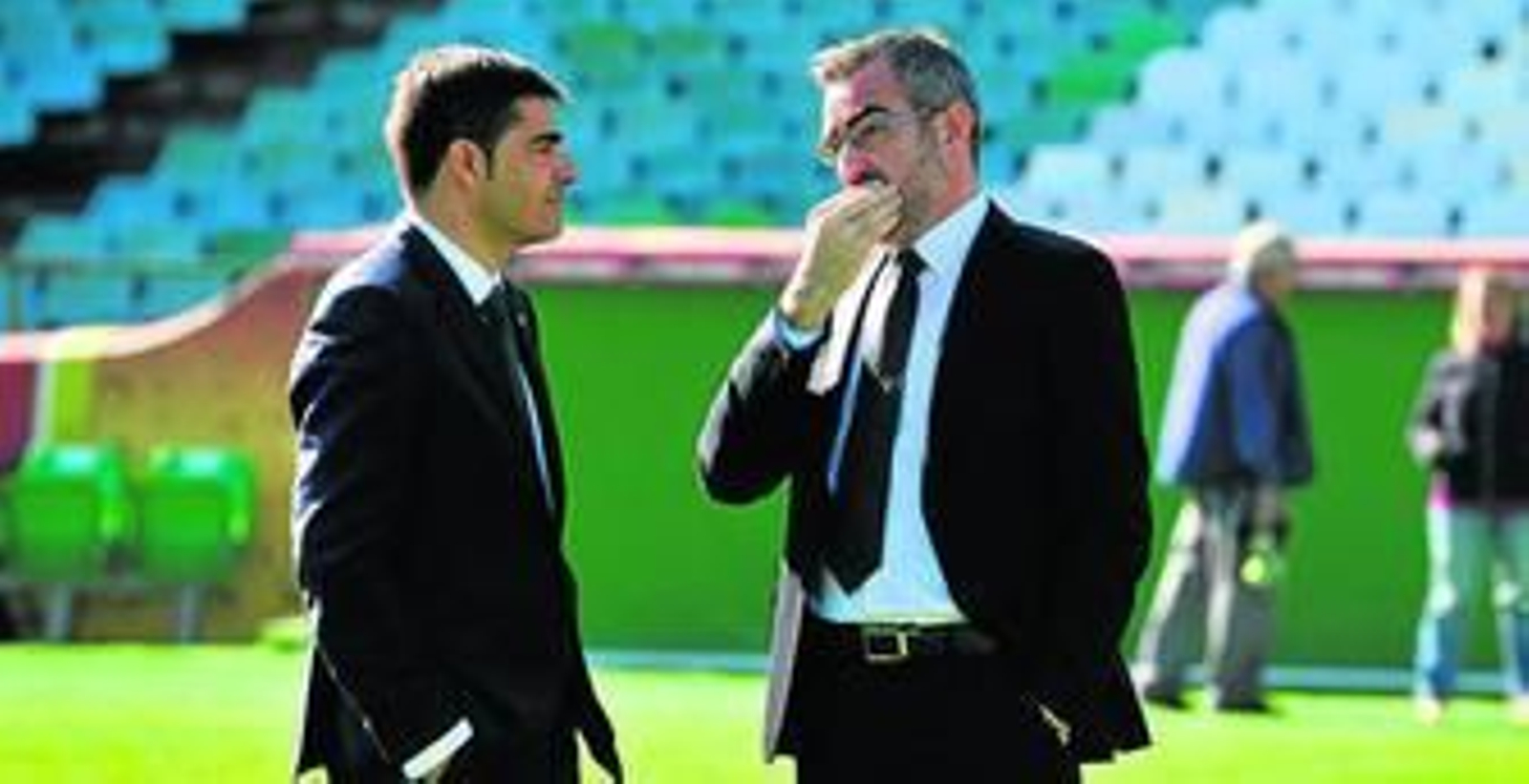 El director deportivo, Eduardo Maciá (dcha.), conversa con el vicepresidente Ángel Haro, durante la foto oficial del equipo.